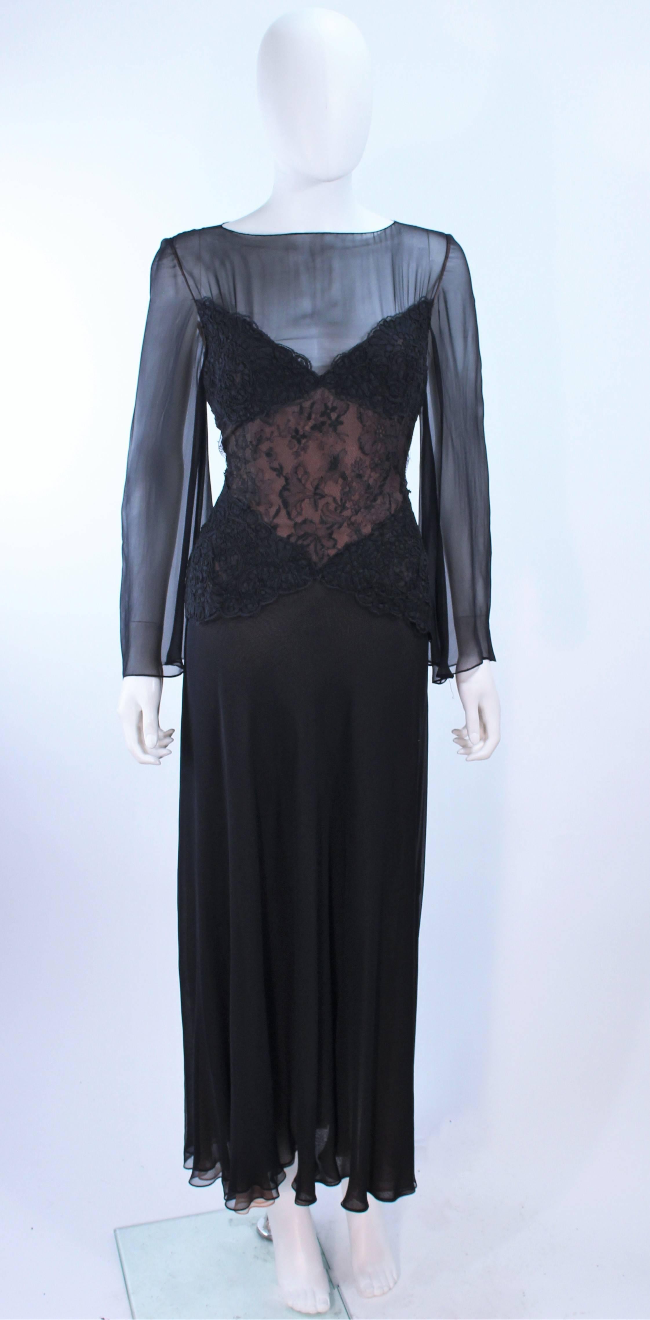 Cette robe Bill Blass est composée d'une mousseline de soie noire avec des applications en dentelle et une sous-couche nude. Les manches sont transparentes. Il y a une fermeture à glissière sur le côté. Vintage, en excellent état.

**Veuillez