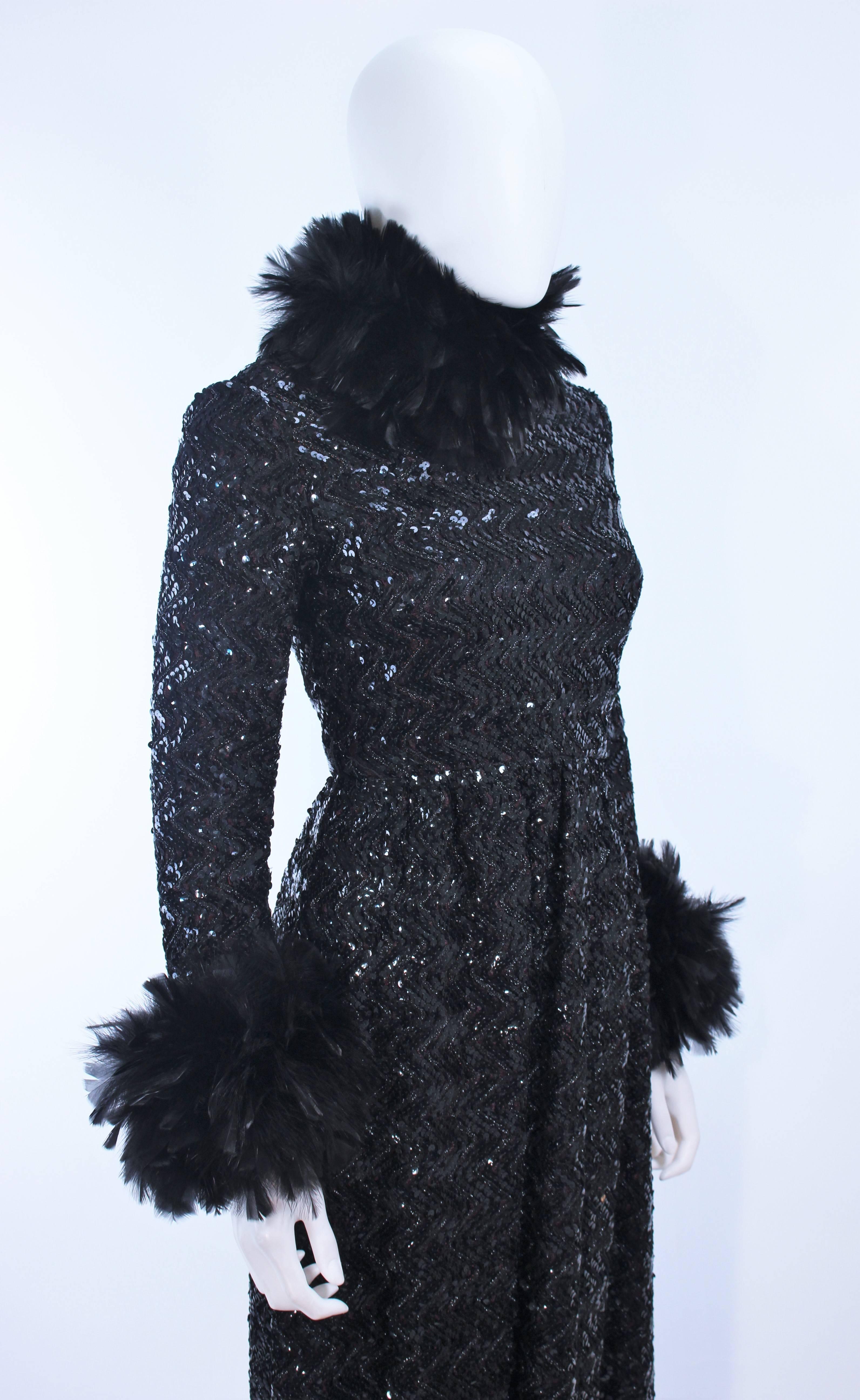 AMELIA GRAY Robe à paillettes noire avec bordure en plumes Taille 2 4 en vente 1