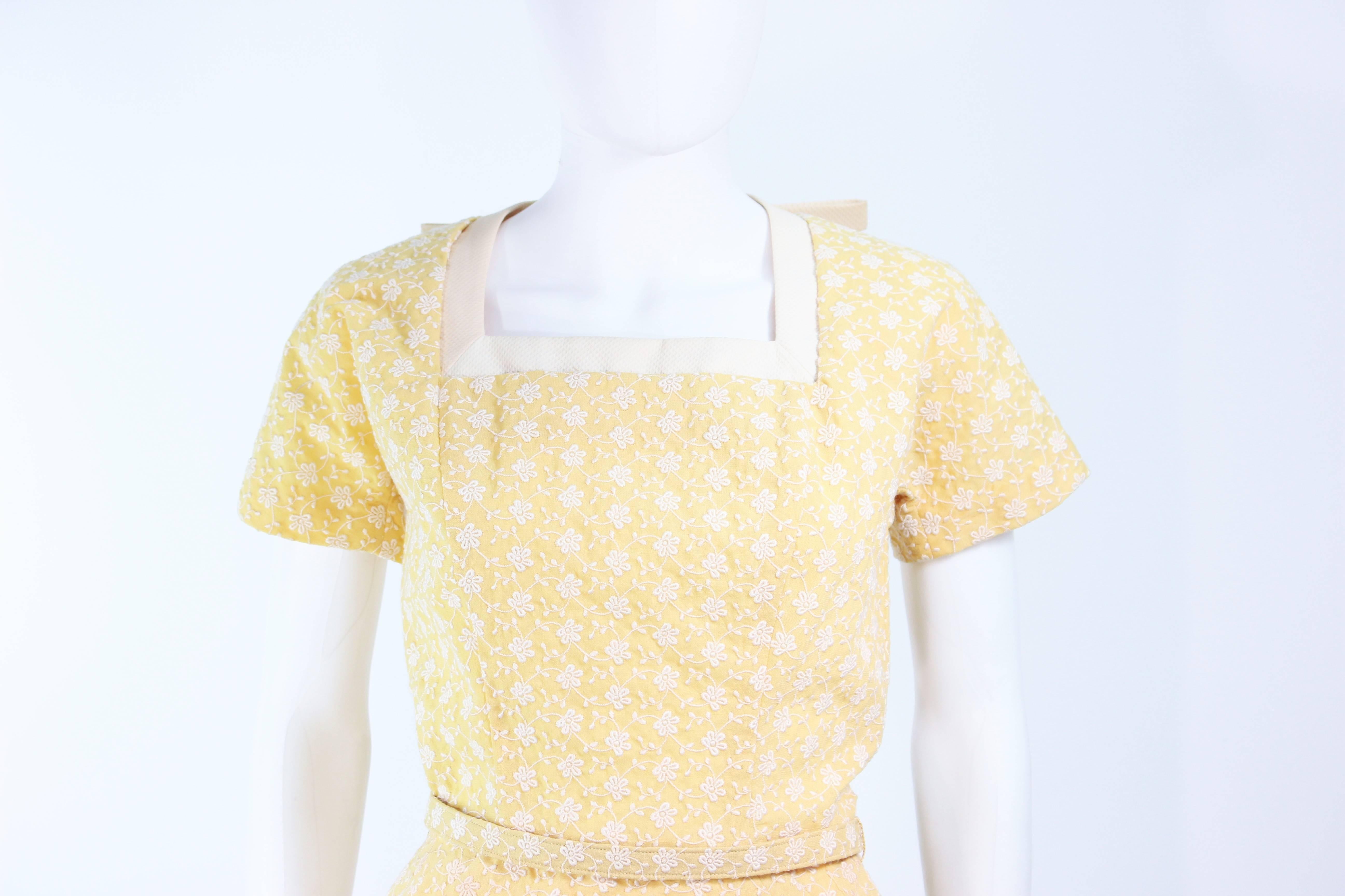 DON LOPER 1950er Gelbes, floral besticktes Cocktailkleid mit Gürtel und Schleife Größe 2 im Zustand „Hervorragend“ im Angebot in Los Angeles, CA
