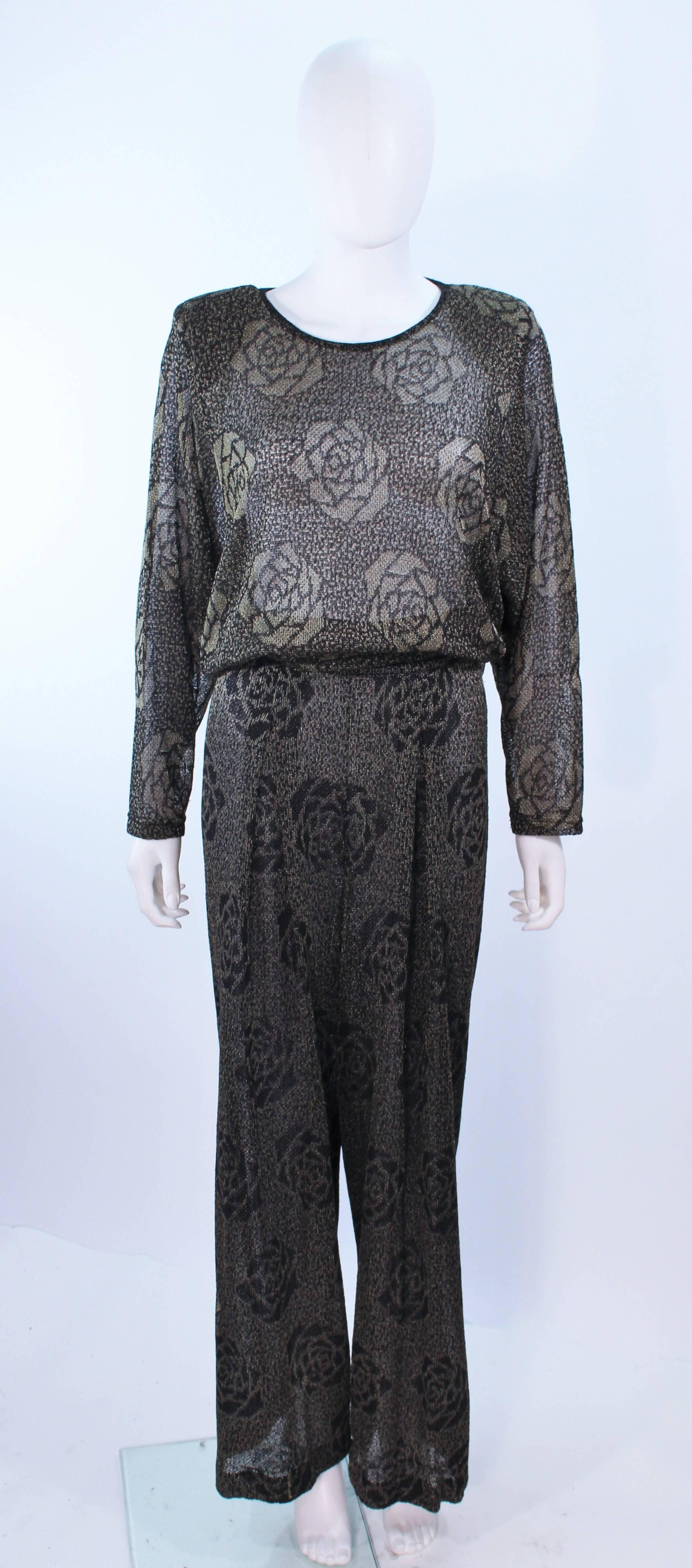 Dieses Design von Missoni besteht aus einem schwarz-goldenen Metallic-Blumenmuster. Die Hose ist im Jogger-Stil gehalten. Das Oberteil hat eine Schulterhose. In ausgezeichnetem Vintage-Zustand.

**Bitte vergleichen Sie die Maße für persönliche