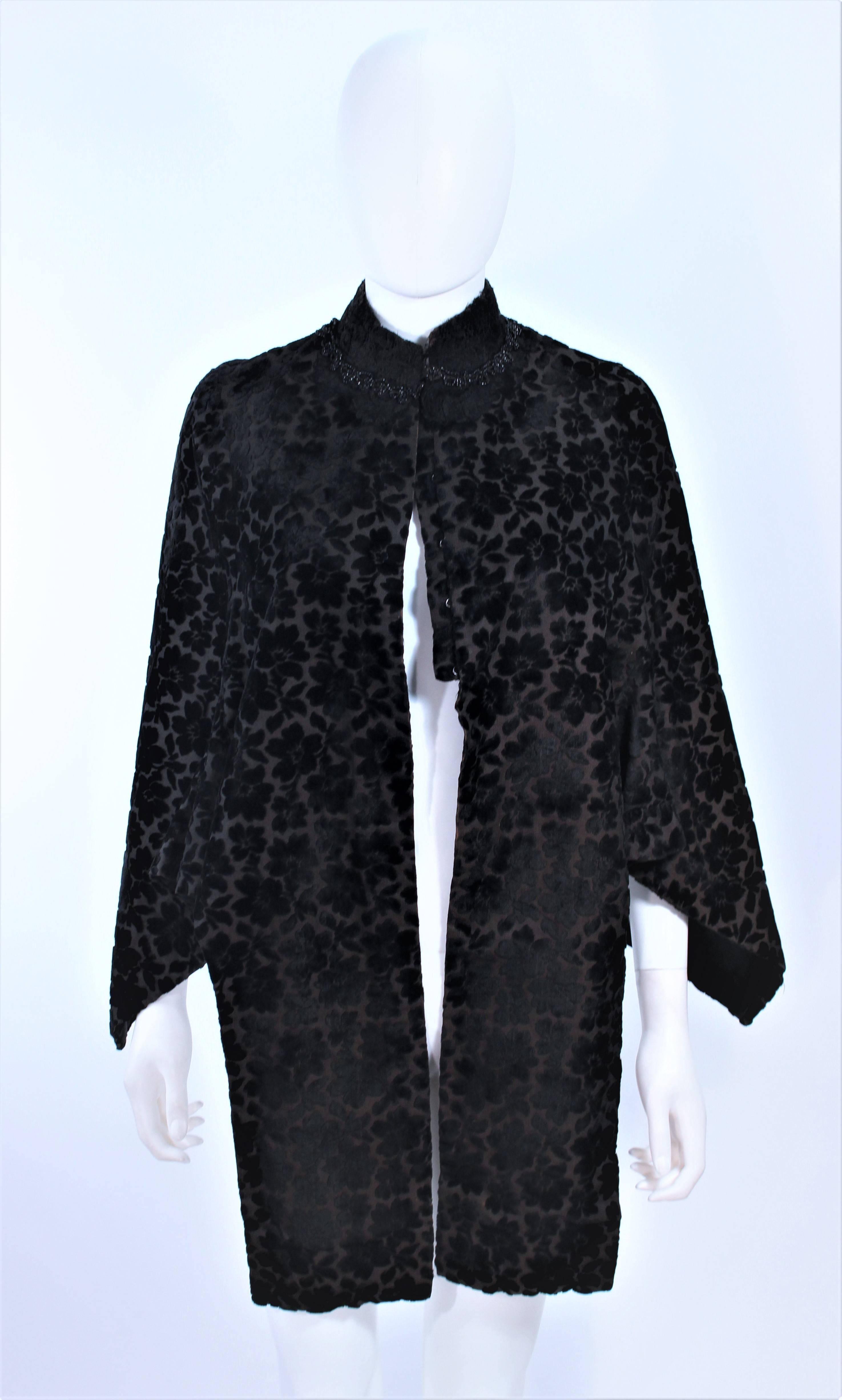 VICTORIAN Black Floral Velvet Caplet with Beaded Trim Size 0 In Excellent Condition For Sale In Los Angeles, CA