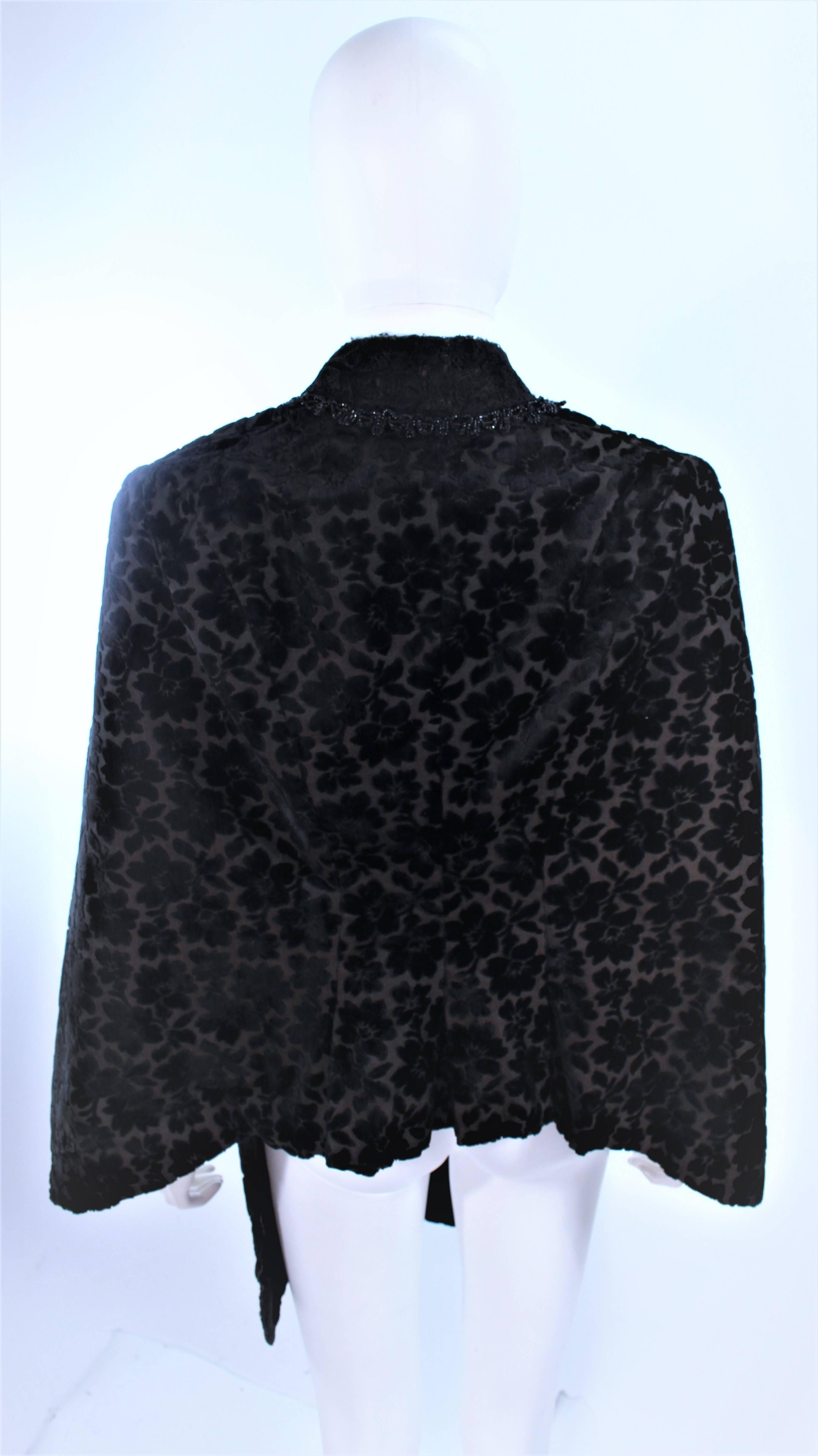 VICTORIAN Caplet de terciopelo floral negro con adornos de cuentas Talla 0 en venta 3