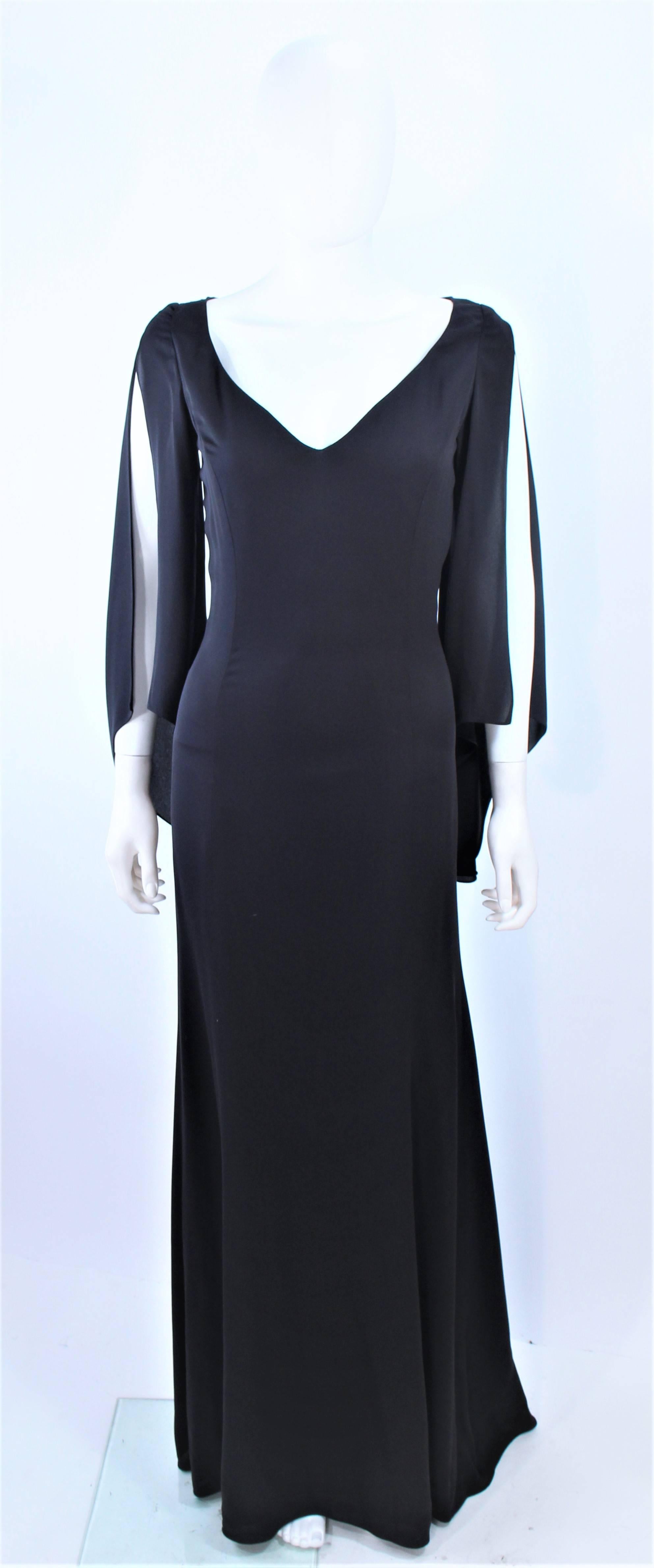 Cette robe Carolina Herrera est composée d'une mousseline de soie noire avec des manches drapées de style ouvert. Il y a une fermeture à glissière. Vintage, en excellent état.

**Veuillez croiser les mesures pour une précision personnelle. La