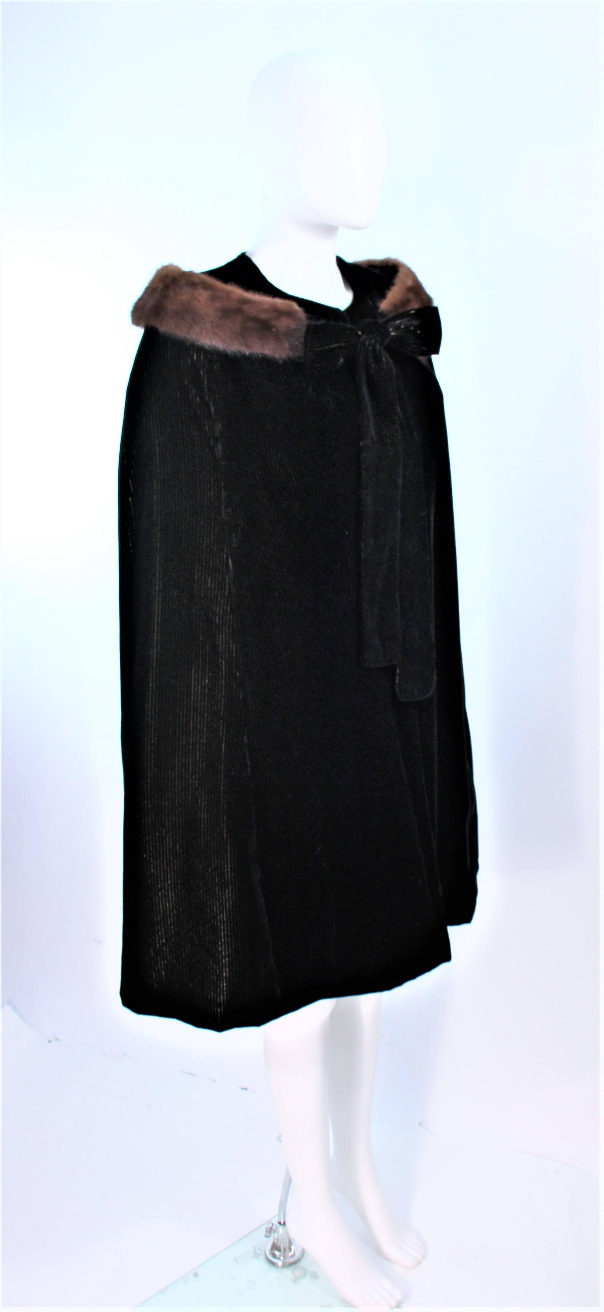 Noir Cape vintage en velours noir métallisé des années 1950 avec bordure en vison Taille Medium Large en vente