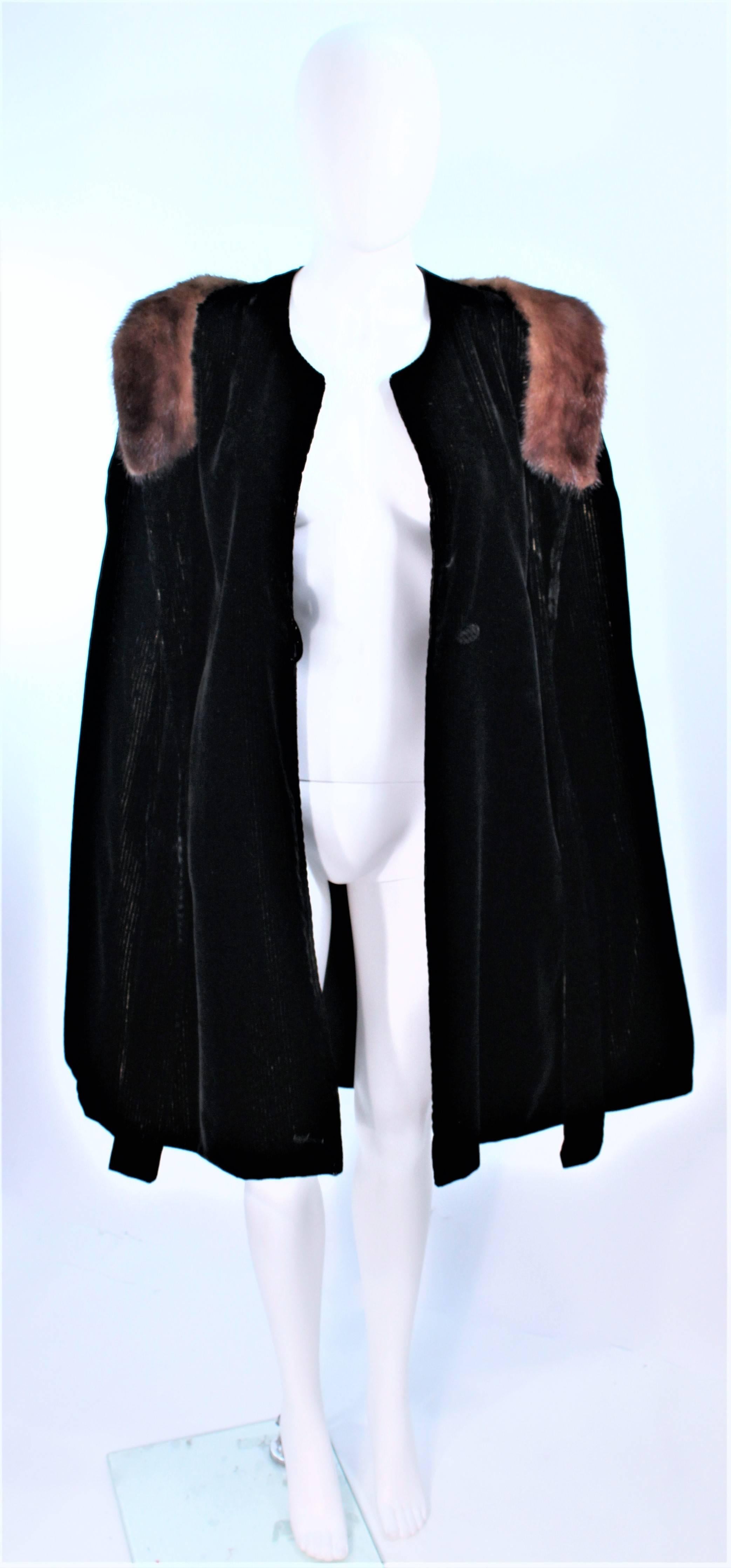 Cape vintage en velours noir métallisé des années 1950 avec bordure en vison Taille Medium Large en vente 1