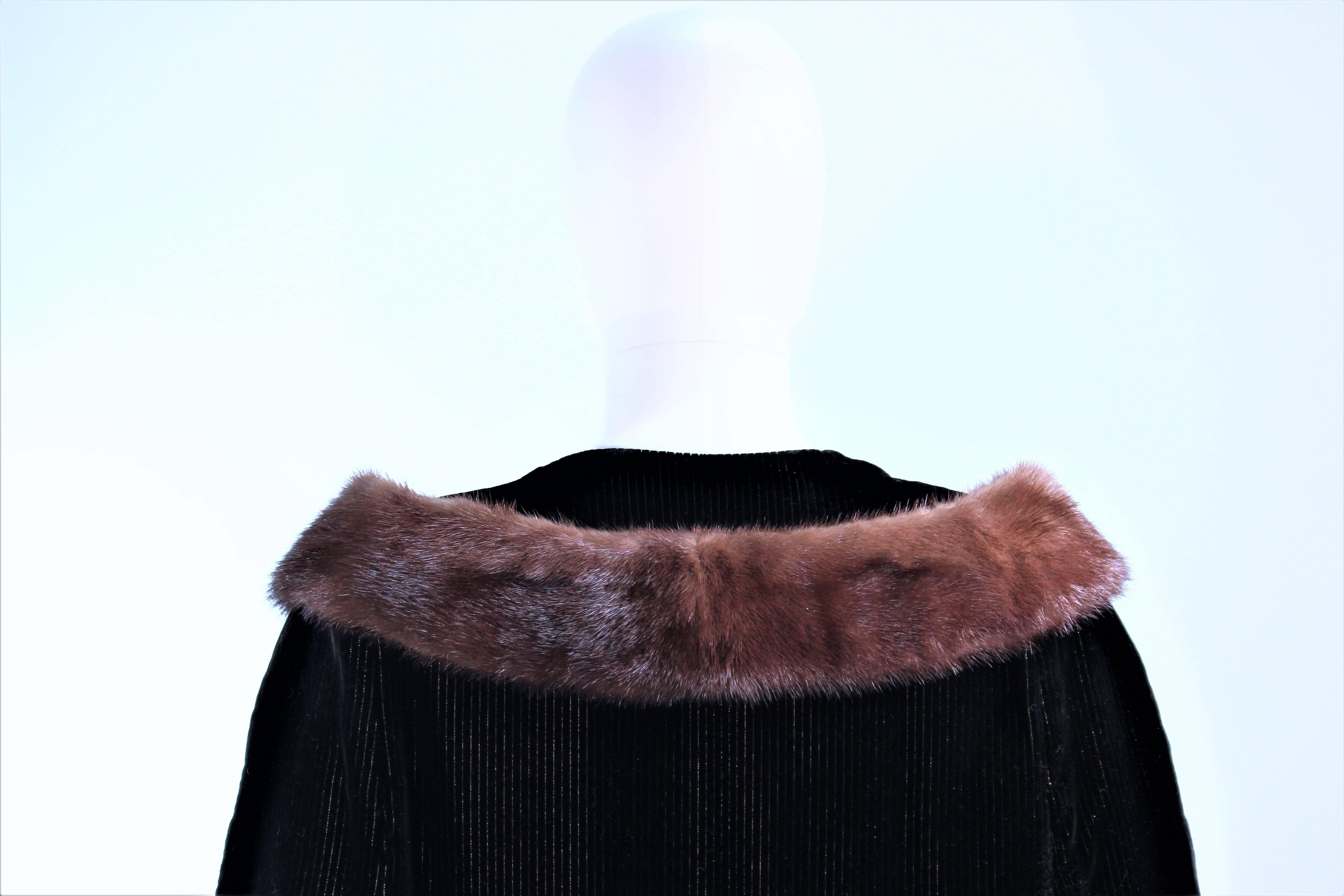 Vintage 1950's Black Metallic Velvet Cape with Mink Trim Size Medium Large For Sale 5