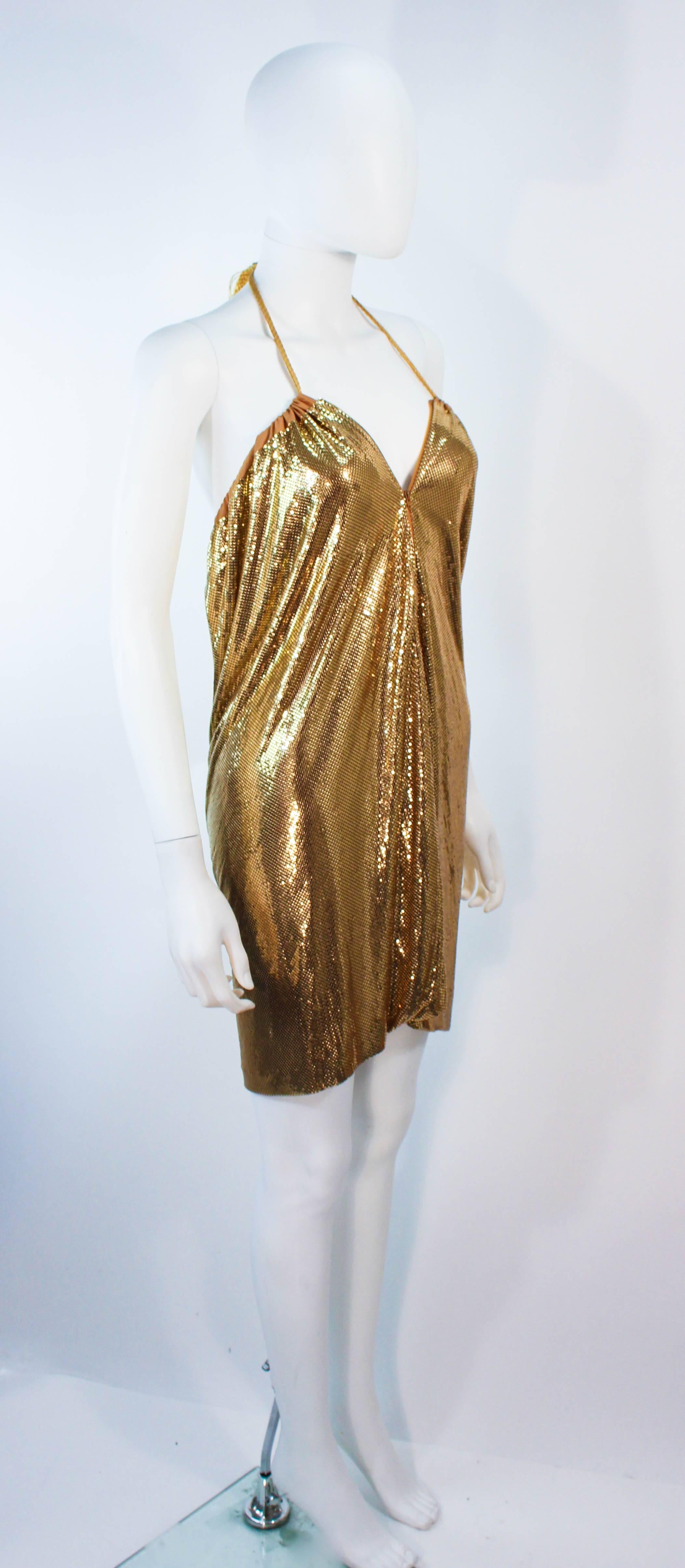 WHITING AND DAVIS robe ou jupe en maille dorée avec pompon  Excellent état - En vente à Los Angeles, CA