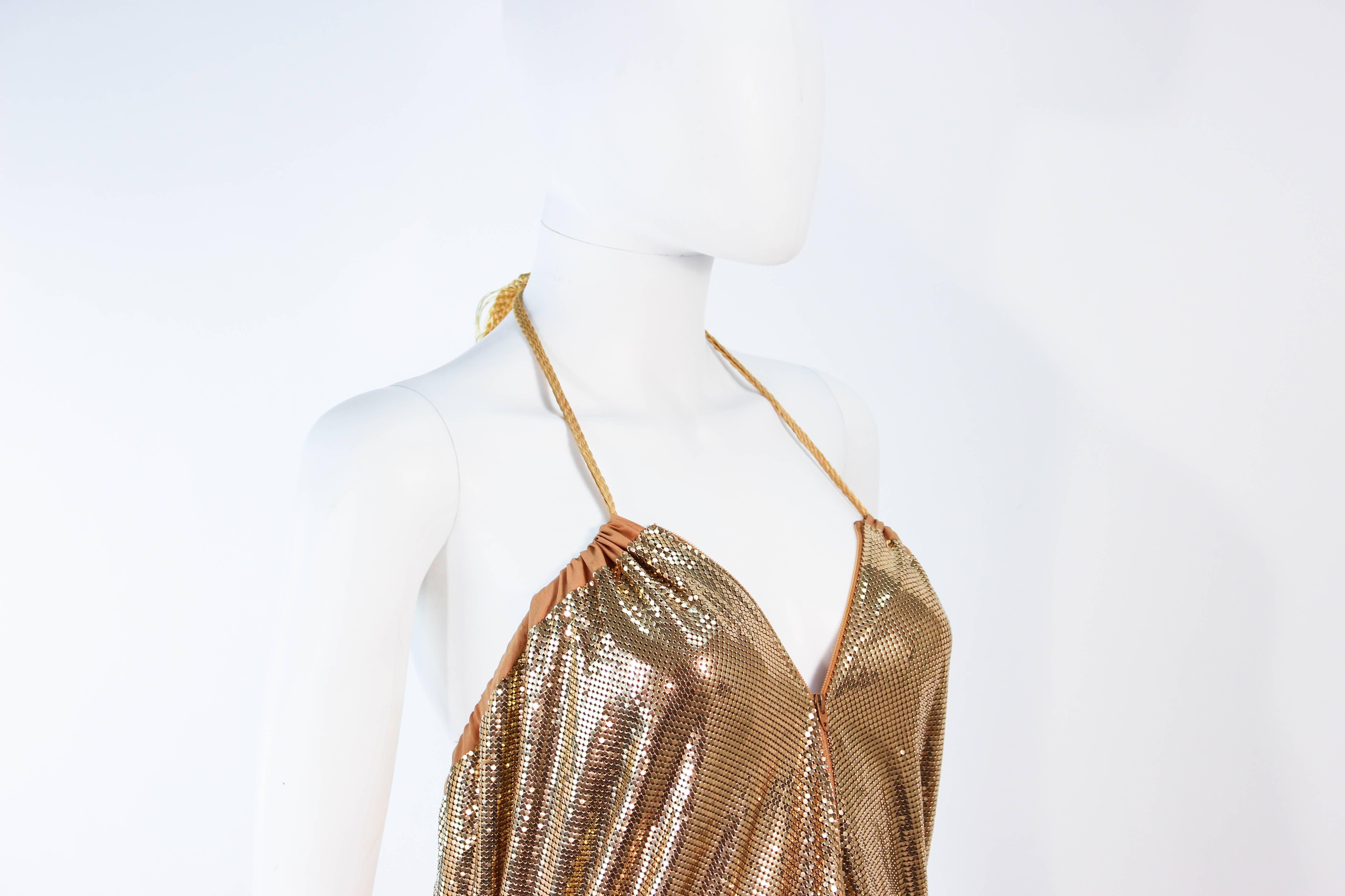 WHITING AND DAVIS robe ou jupe en maille dorée avec pompon  en vente 1