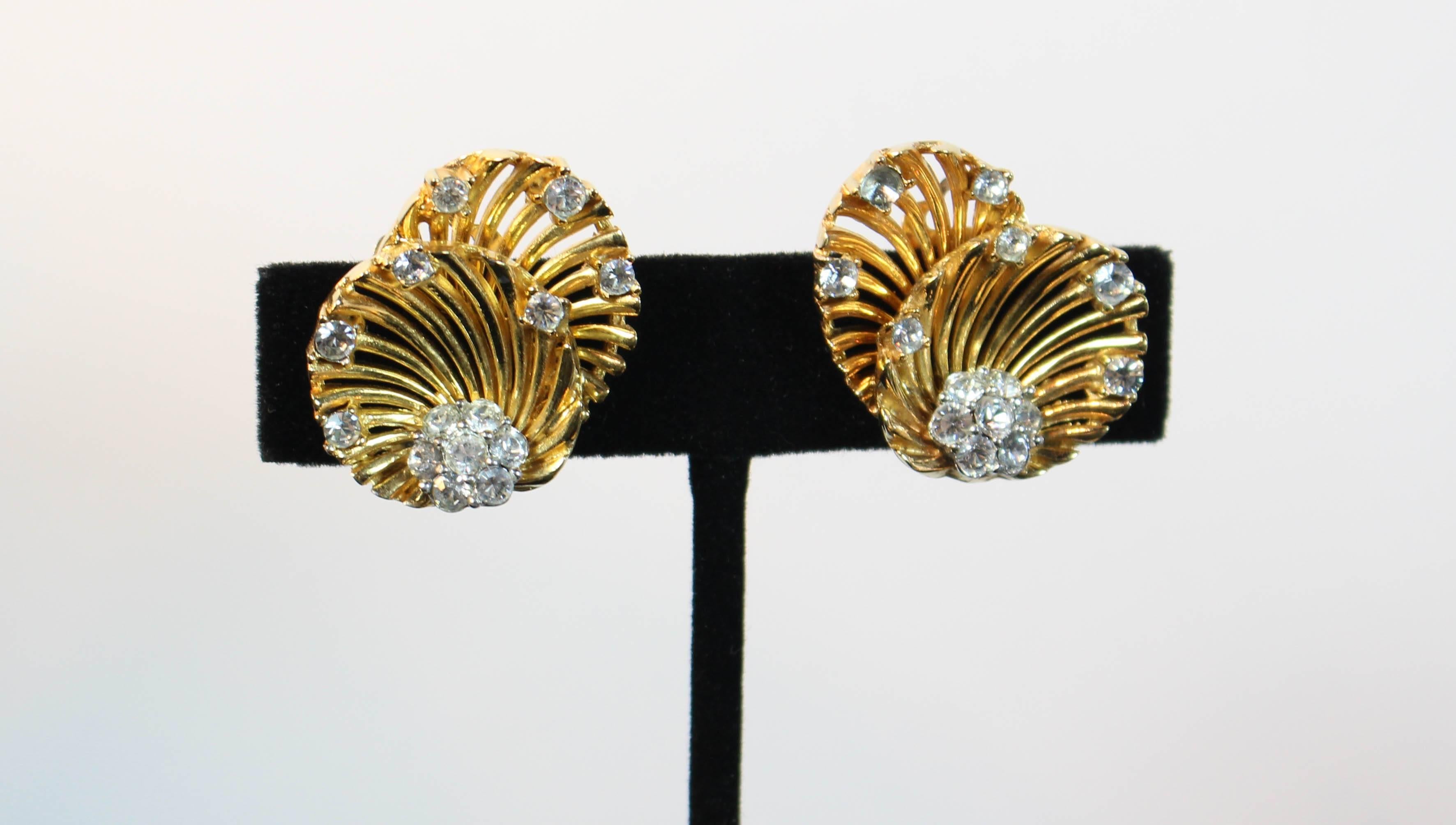 BOUCHER Goldfarbene Ohrringe und Brosche mit Strasssteinen für Damen oder Herren im Angebot