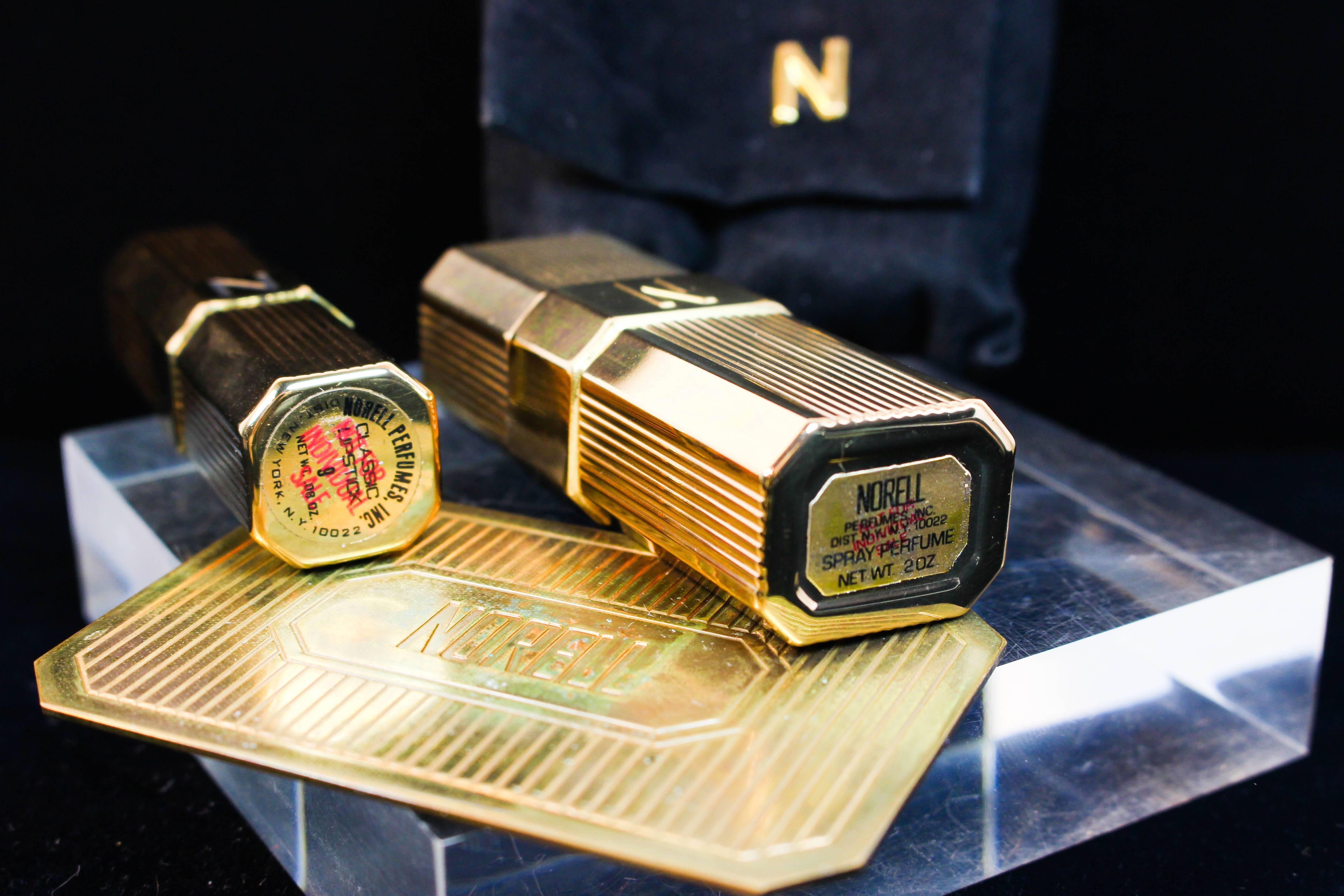 NORMAN NORELL set cosmétique vintage en or avec sac en velours  Unisexe en vente