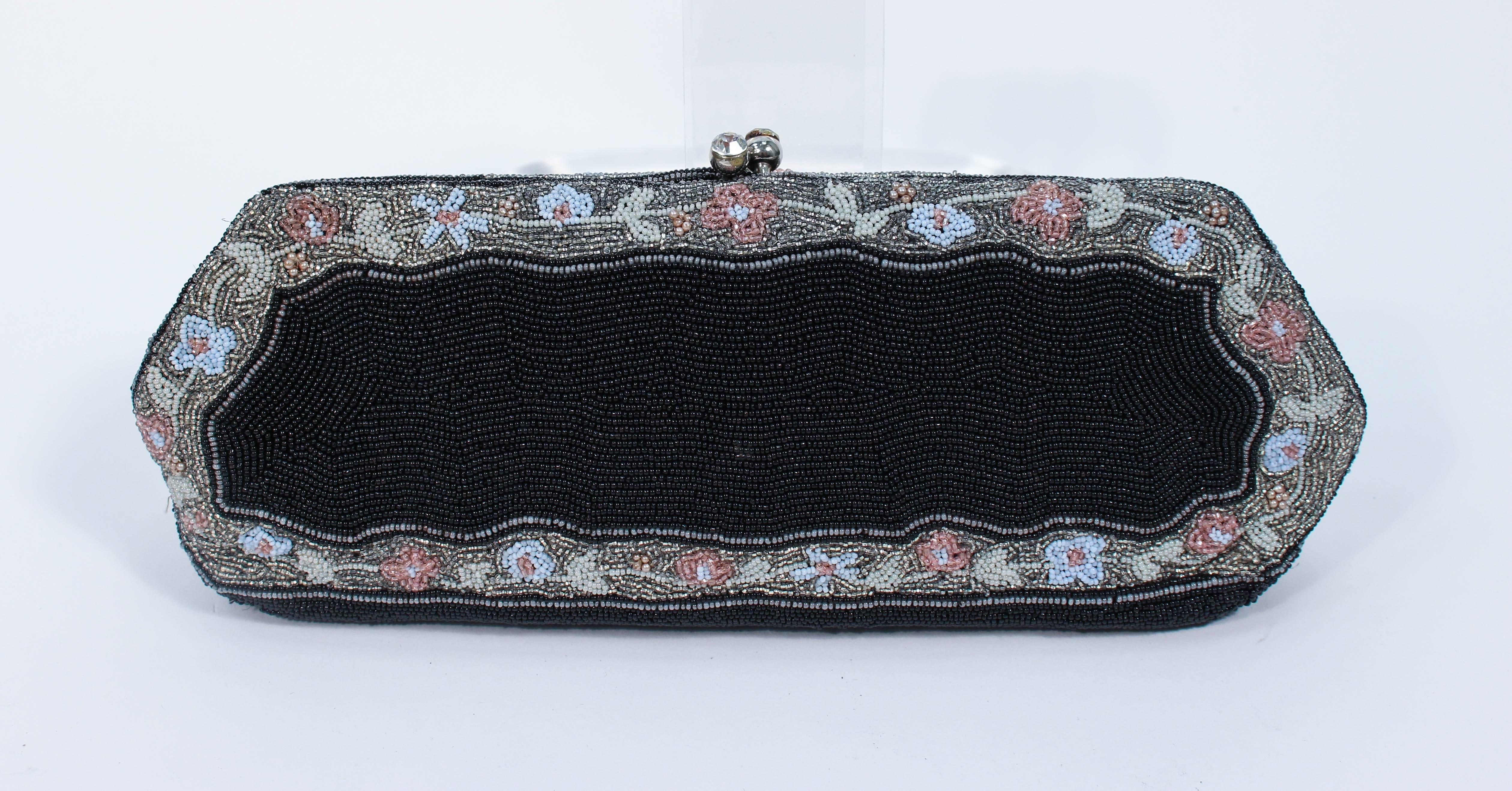 Diese Handtasche mit Perlen wurde in Belgien für Bergdorf hergestellt. Sie verfügt über ein atemberaubendes und makelloses handgearbeitetes Perlendesign mit Strasssteinverzierungen am Verschluss. Es gibt ein Innenfach mit Seidenfutter. In
