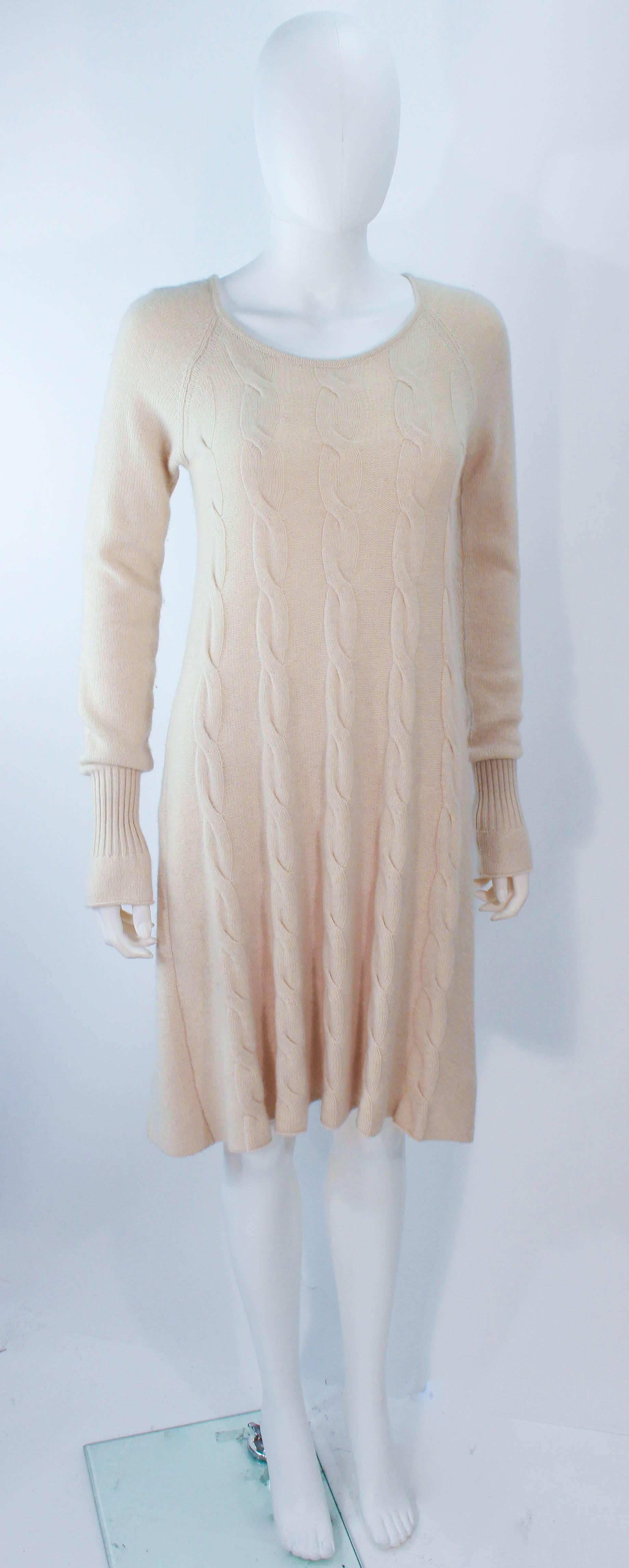 Dieses Kleid von Krizia besteht aus cremefarbenem, geschmeidigem Kaschmir. Ein klassischer Strickpullover mit leicht ausgestelltem Rock. In ausgezeichnetem Zustand. 


**Bitte vergleichen Sie die Maße für Ihre persönliche Genauigkeit. Die Größe im