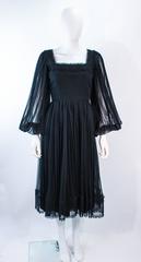 JEAN LOUIS Schwarzes plissiertes Spitzenkleid mit durchsichtigen Ärmeln Größe 4 6