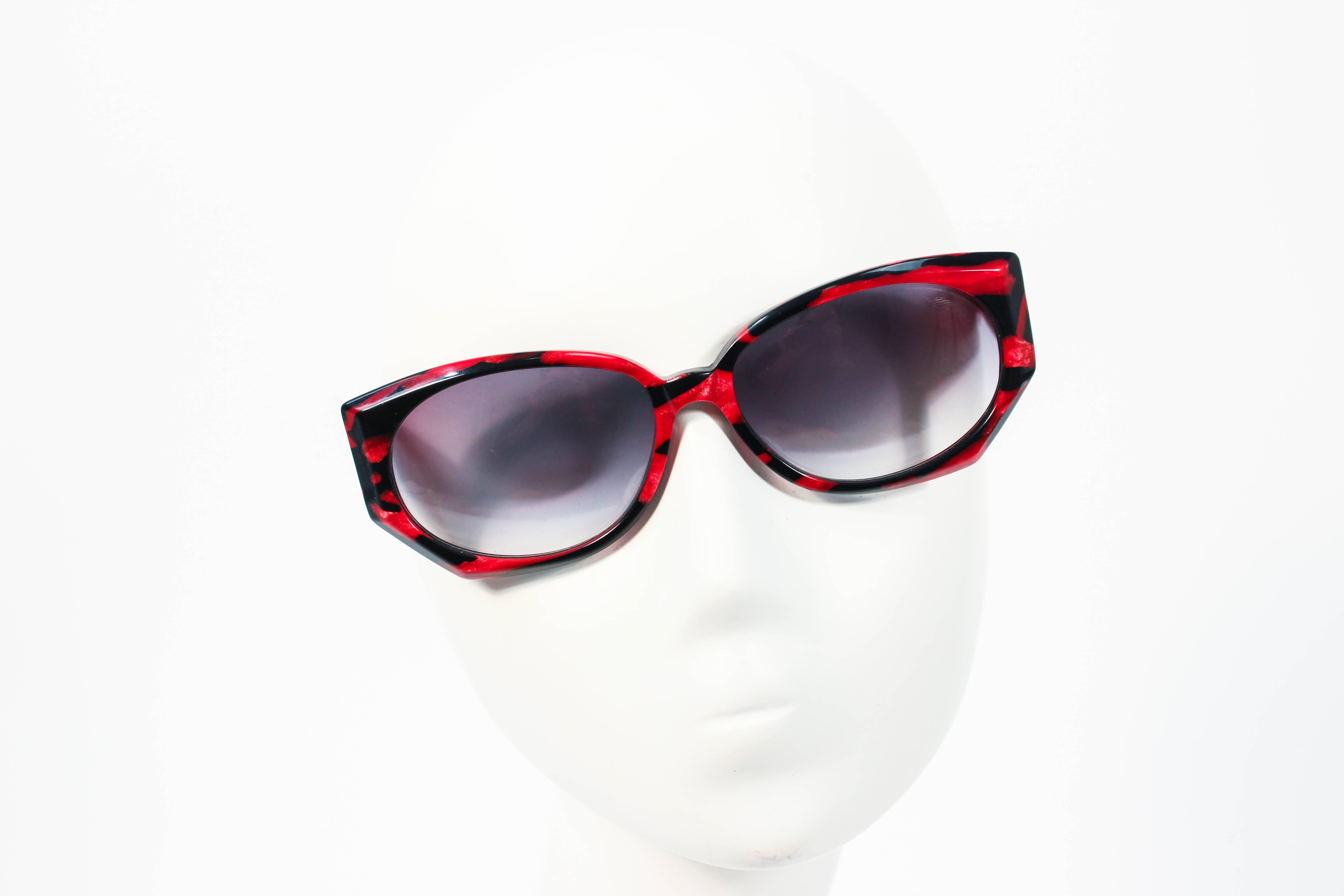Gris KRIZIA Vintage Black and Red Marbled Sunglasses Large Frame Italie en vente