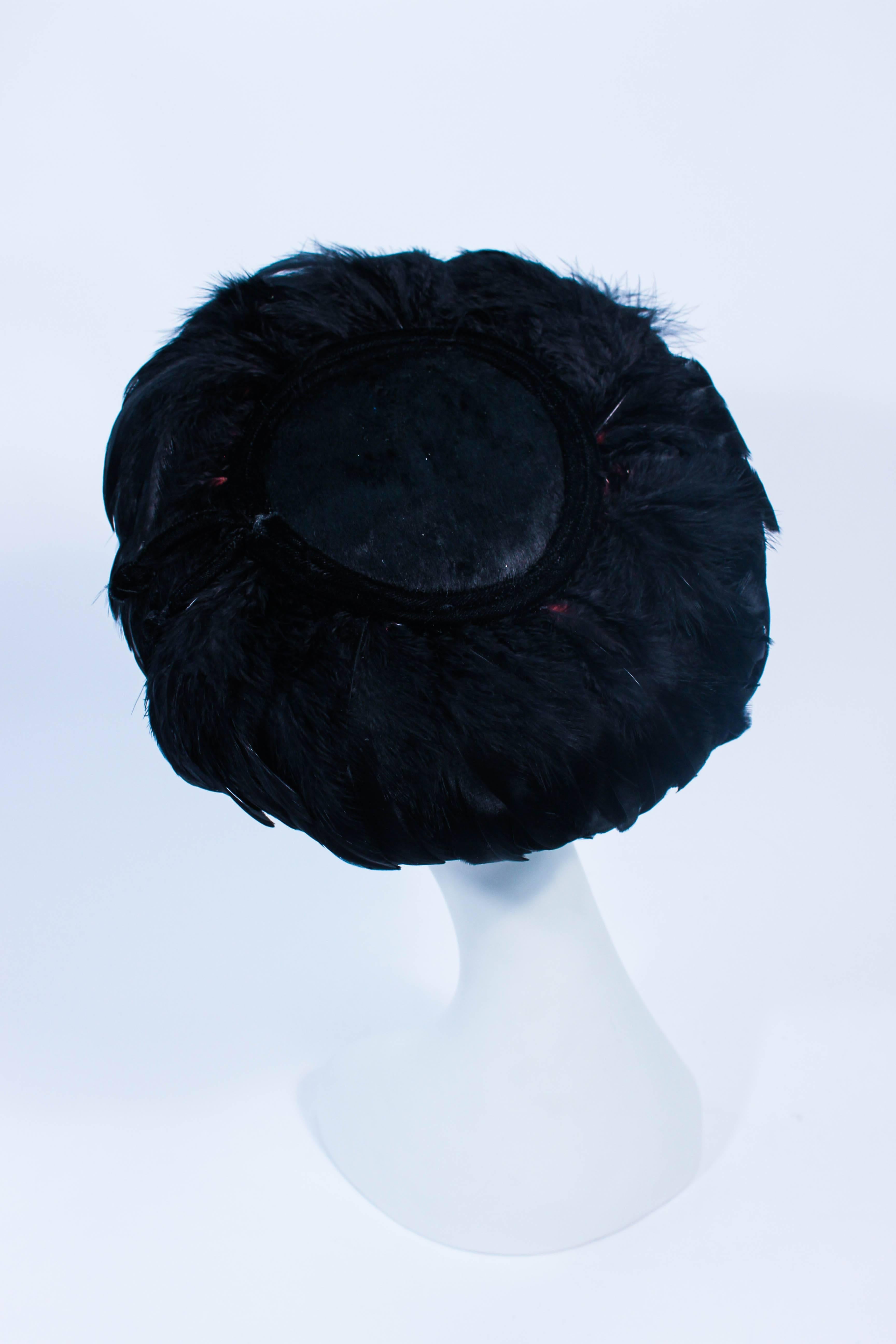 CHRISTINE Vintage 1950er Jahre Hut aus schwarz gefärbten Gänseblümchenfedern und geschorenem Biber  im Angebot 2