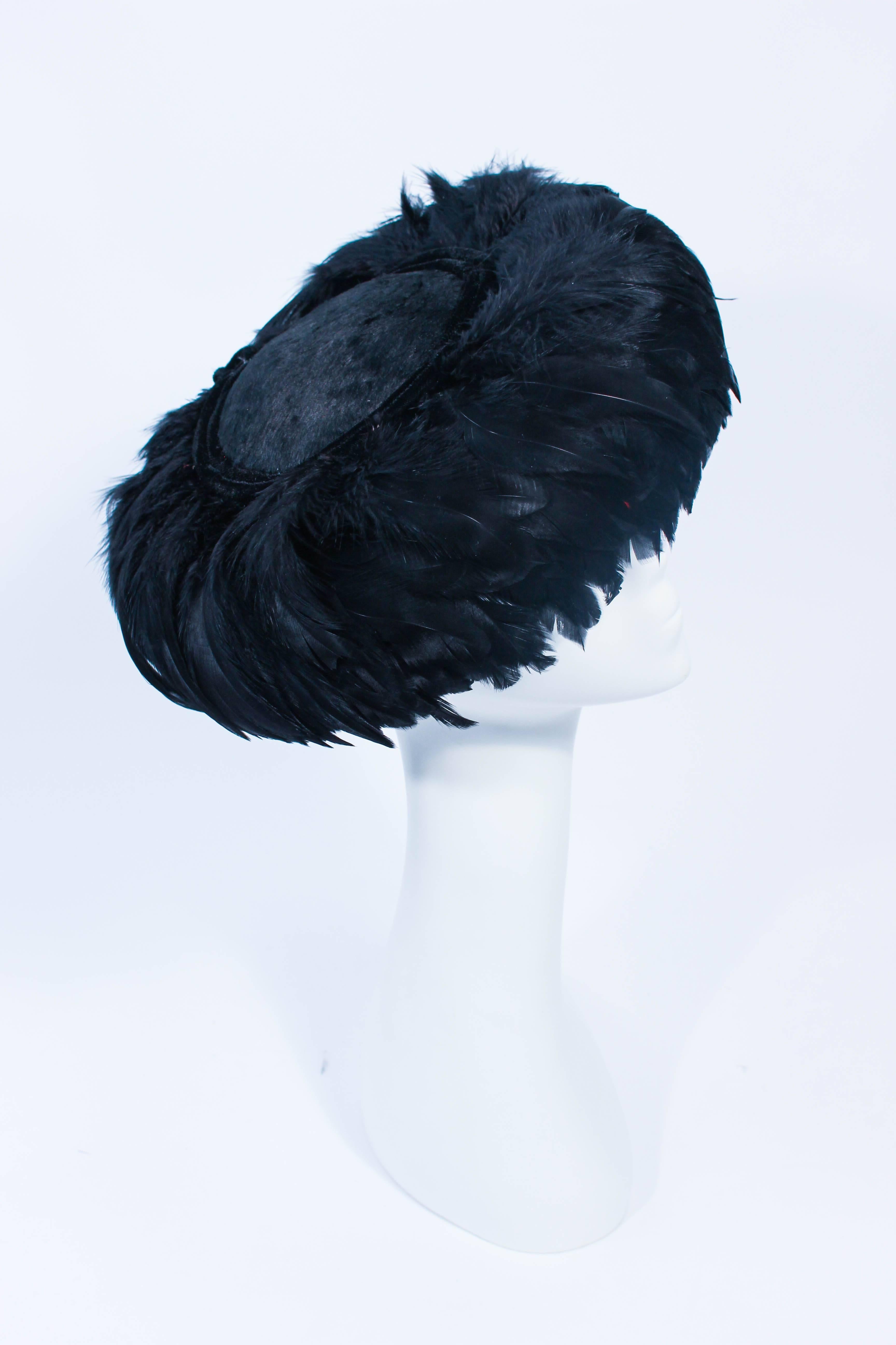 CHRISTINE Vintage 1950er Jahre Hut aus schwarz gefärbten Gänseblümchenfedern und geschorenem Biber  im Zustand „Hervorragend“ im Angebot in Los Angeles, CA