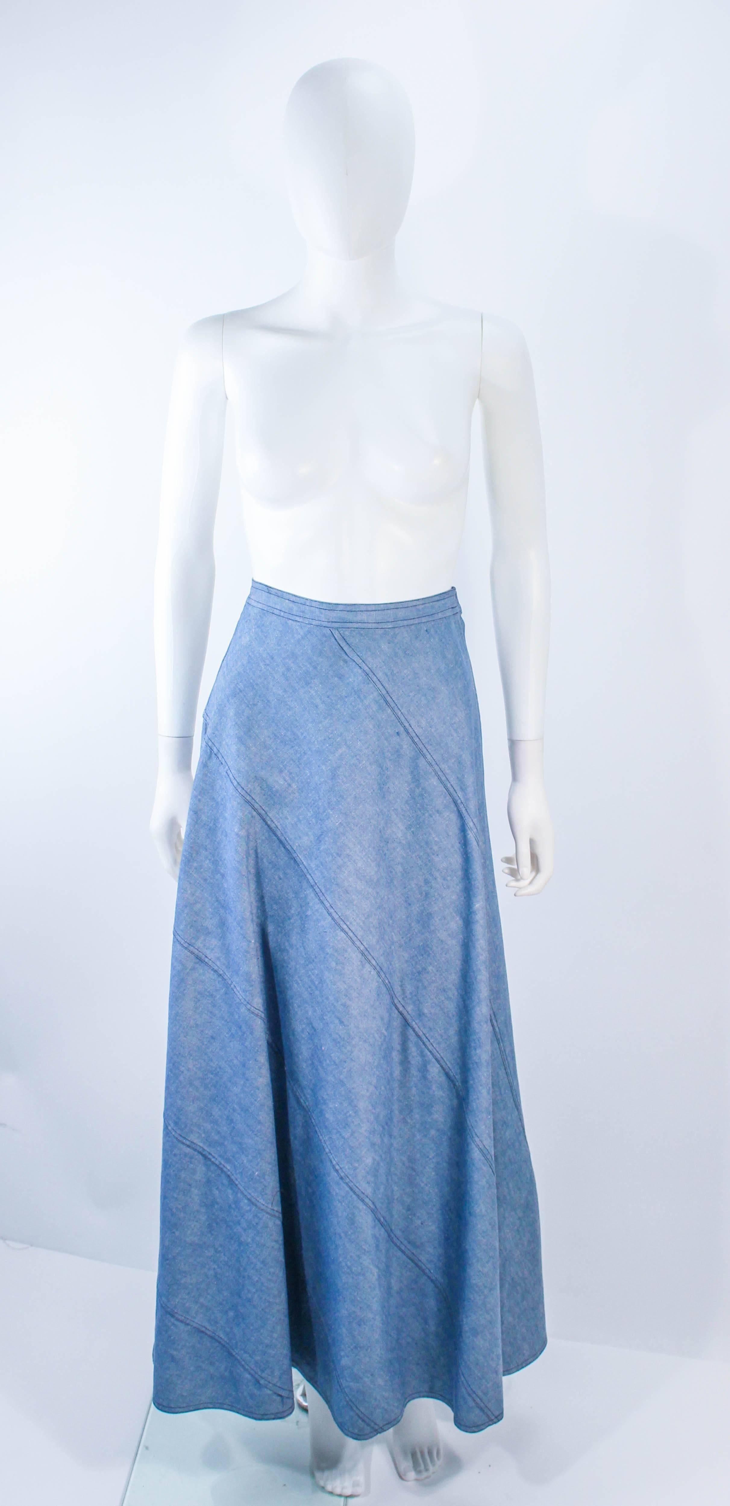 Cette jupe Oscar De La Renta est composée d'un denim léger bleu clair et présente un design asymétrique en biais avec des surpiqûres. Une fermeture à glissière est prévue sur le côté. Vintage, en excellent état.

**Veuillez comparer les mesures pour