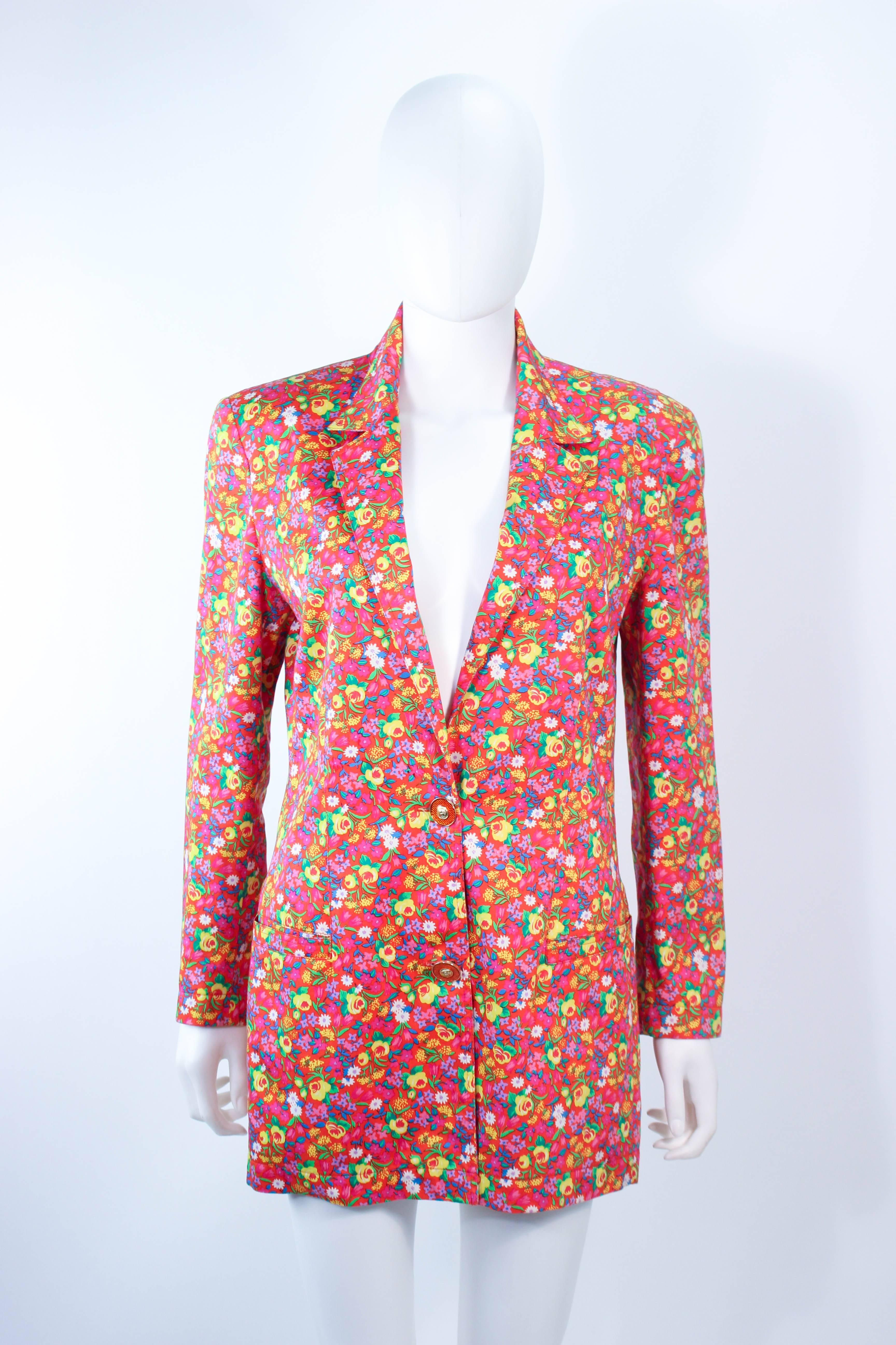 This Gianni Versace blazer is composed of a lightweight floral print cotton. Features center front medusa logo buttons. In excellent vintage condition.

**Please cross-reference measurements for personal accuracy. Size in description box is an