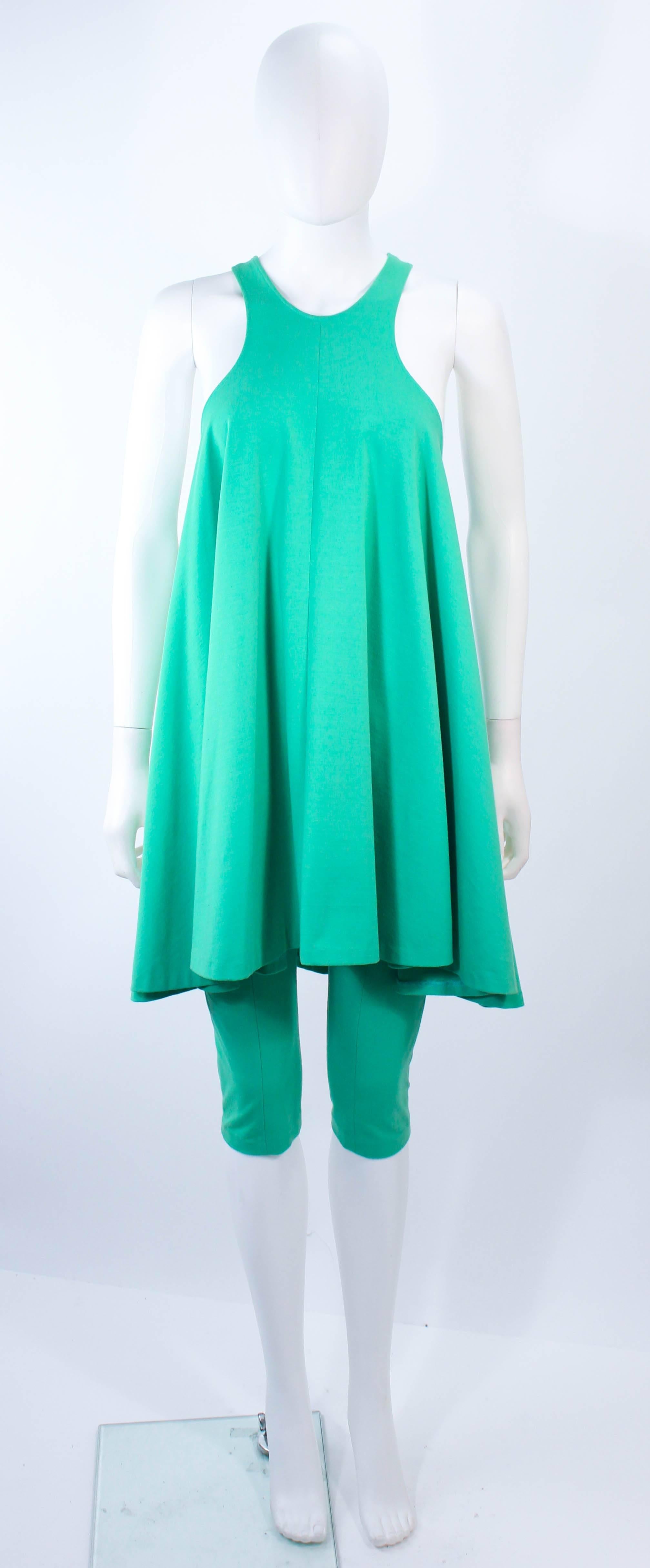 Diese alte Norma Kamali  set besteht aus einem mintgrünen Stretch-Strick. Ein Kleid im Trapez-Stil mit verkürzter Hose. In ausgezeichnetem Vintage-Zustand, normale altersbedingte Abnutzung.

**Bitte vergleichen Sie die Maße für Ihre persönliche