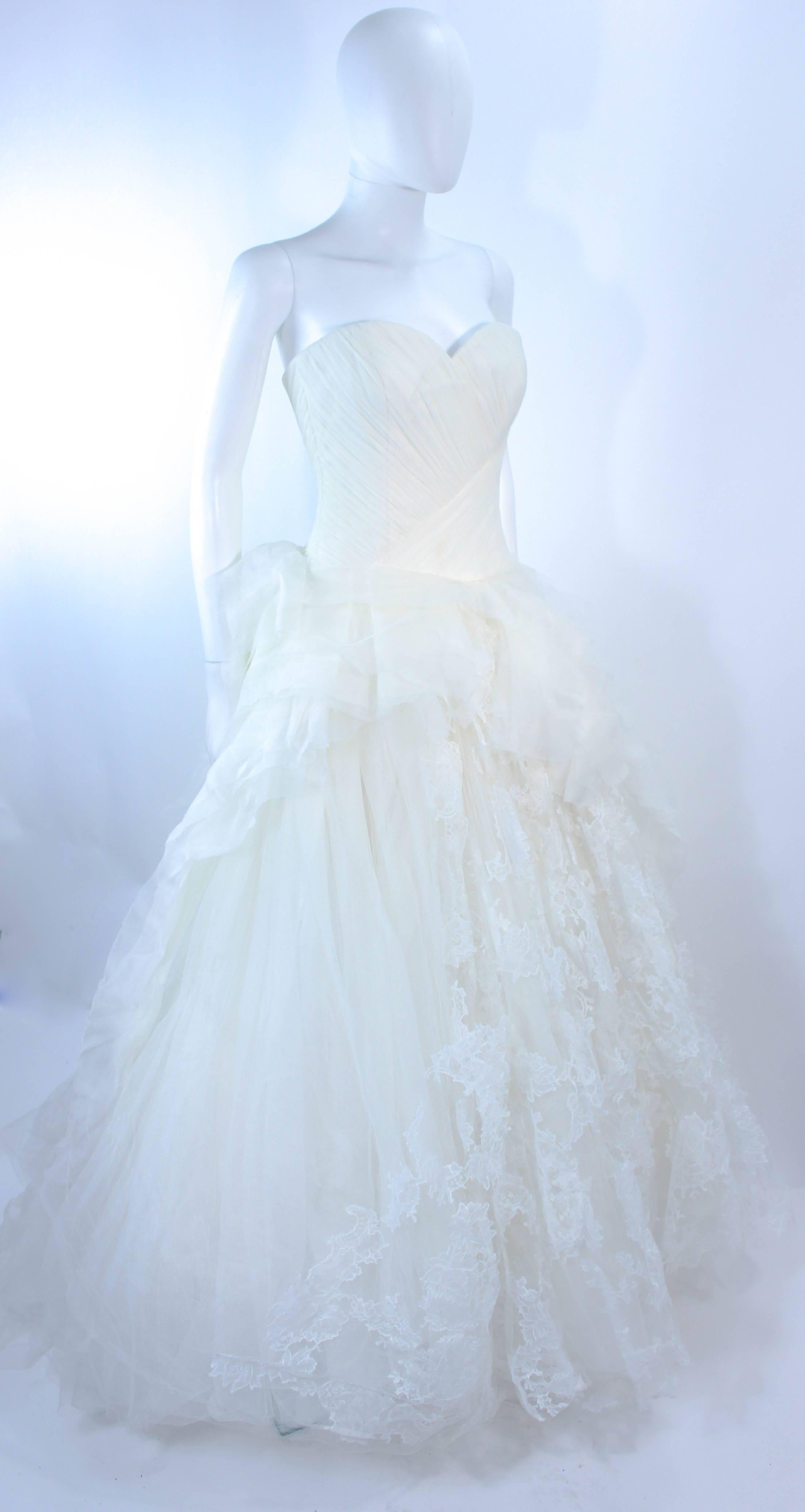 VERA WANG Weißes Hochzeitskleid aus Tüll und Spitze mit gerafftem Bustier Größe 4 10K (Blau) im Angebot
