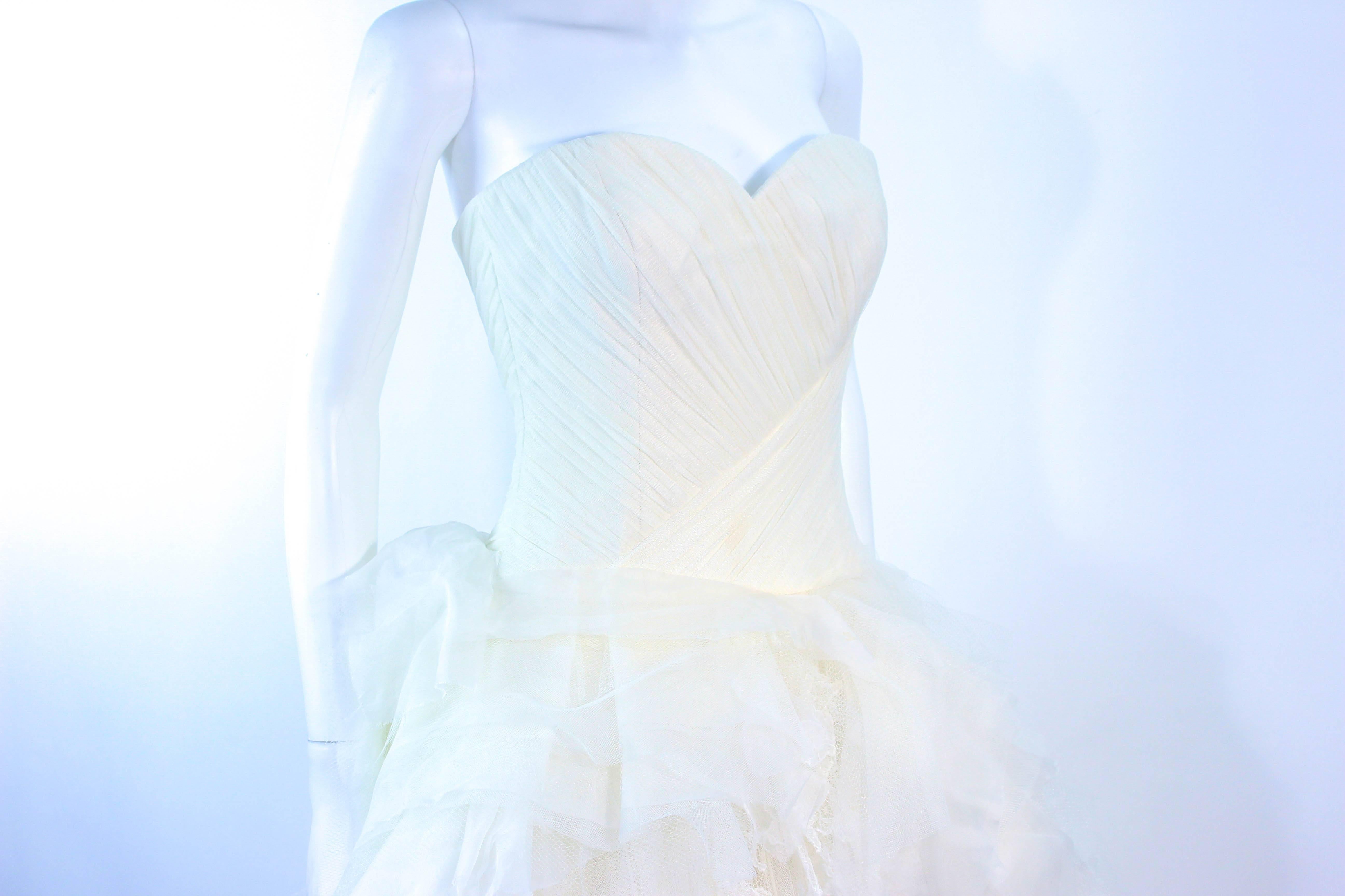 VERA WANG Weißes Hochzeitskleid aus Tüll und Spitze mit gerafftem Bustier Größe 4 10K im Zustand „Hervorragend“ im Angebot in Los Angeles, CA