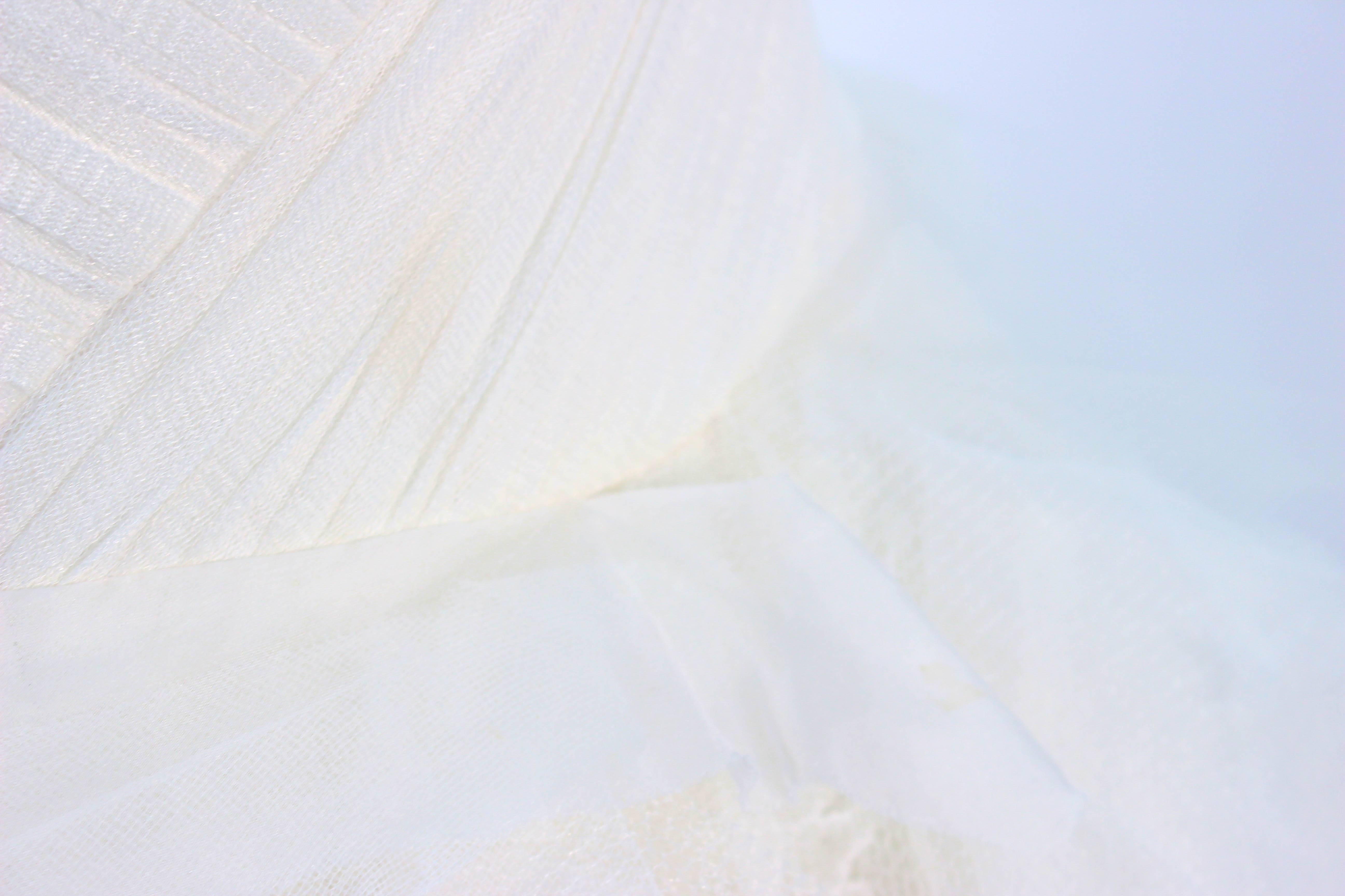 VERA WANG Weißes Hochzeitskleid aus Tüll und Spitze mit gerafftem Bustier Größe 4 10K im Angebot 3