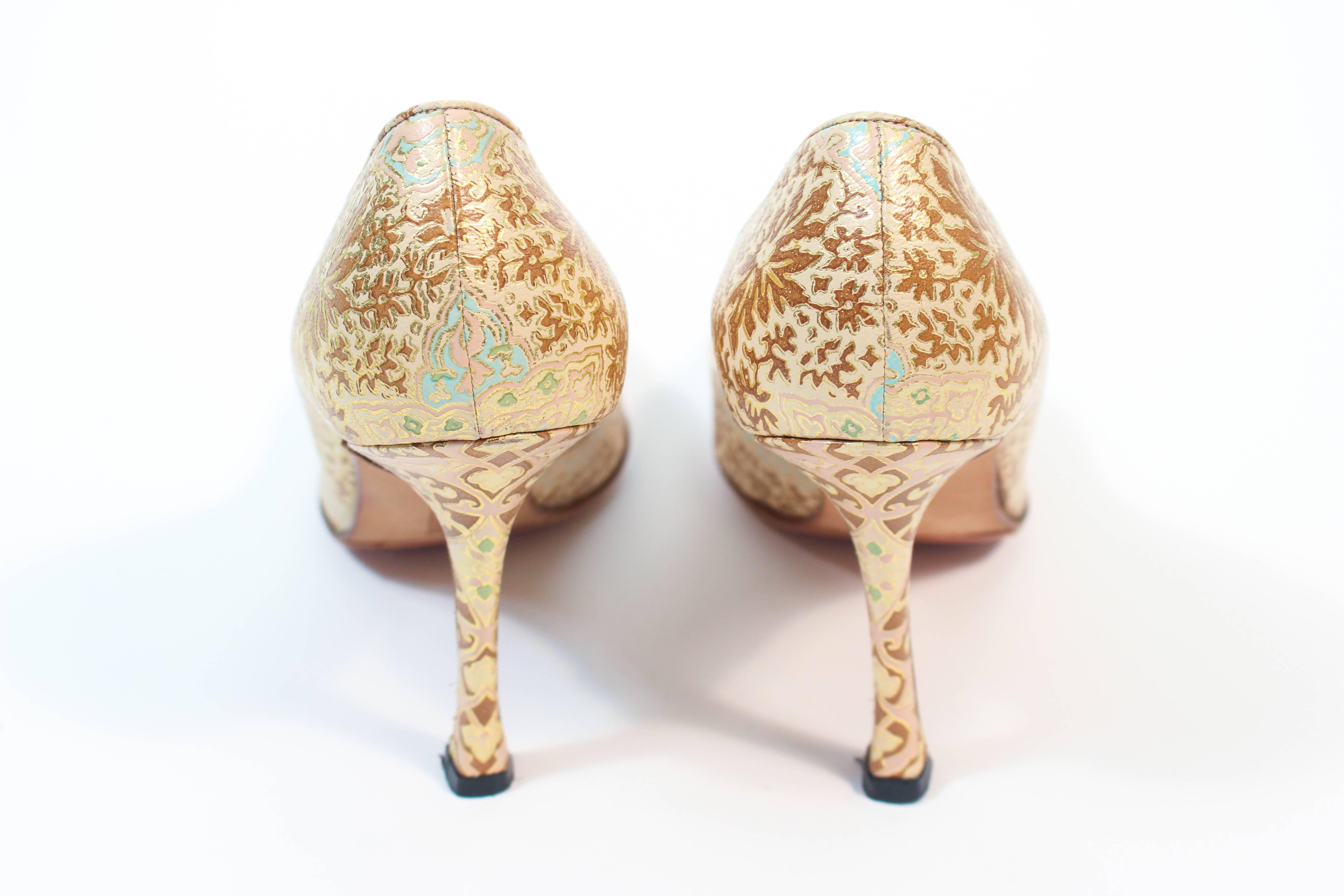 MANOLO BLAHNIK Gold Leather Brocade Heels Size 35.5 In New Condition In Los Angeles, CA
