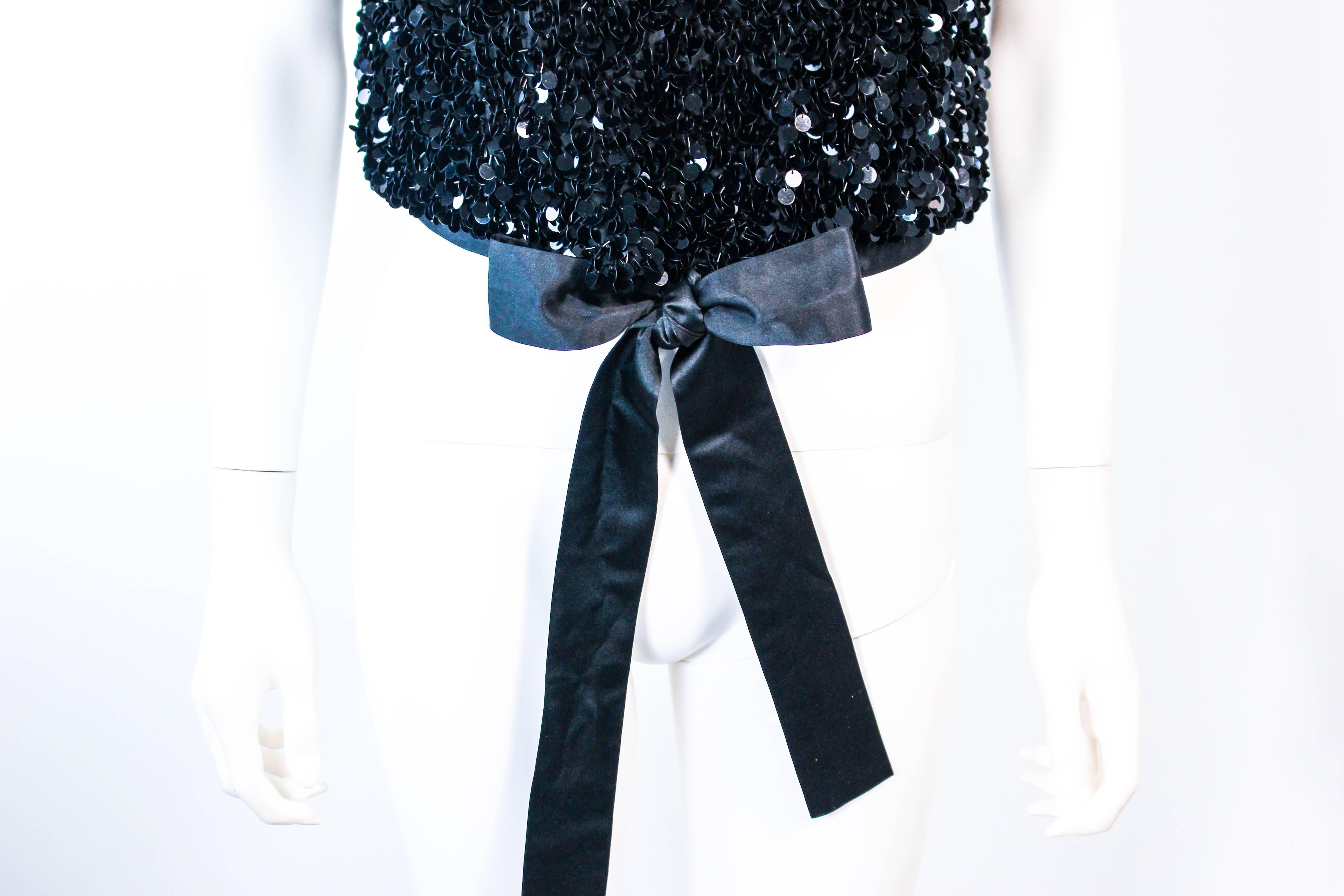Nero BONNIE WONG - Camicetta con applicazioni di paillettes nera degli anni '50, taglia 4 6 in vendita