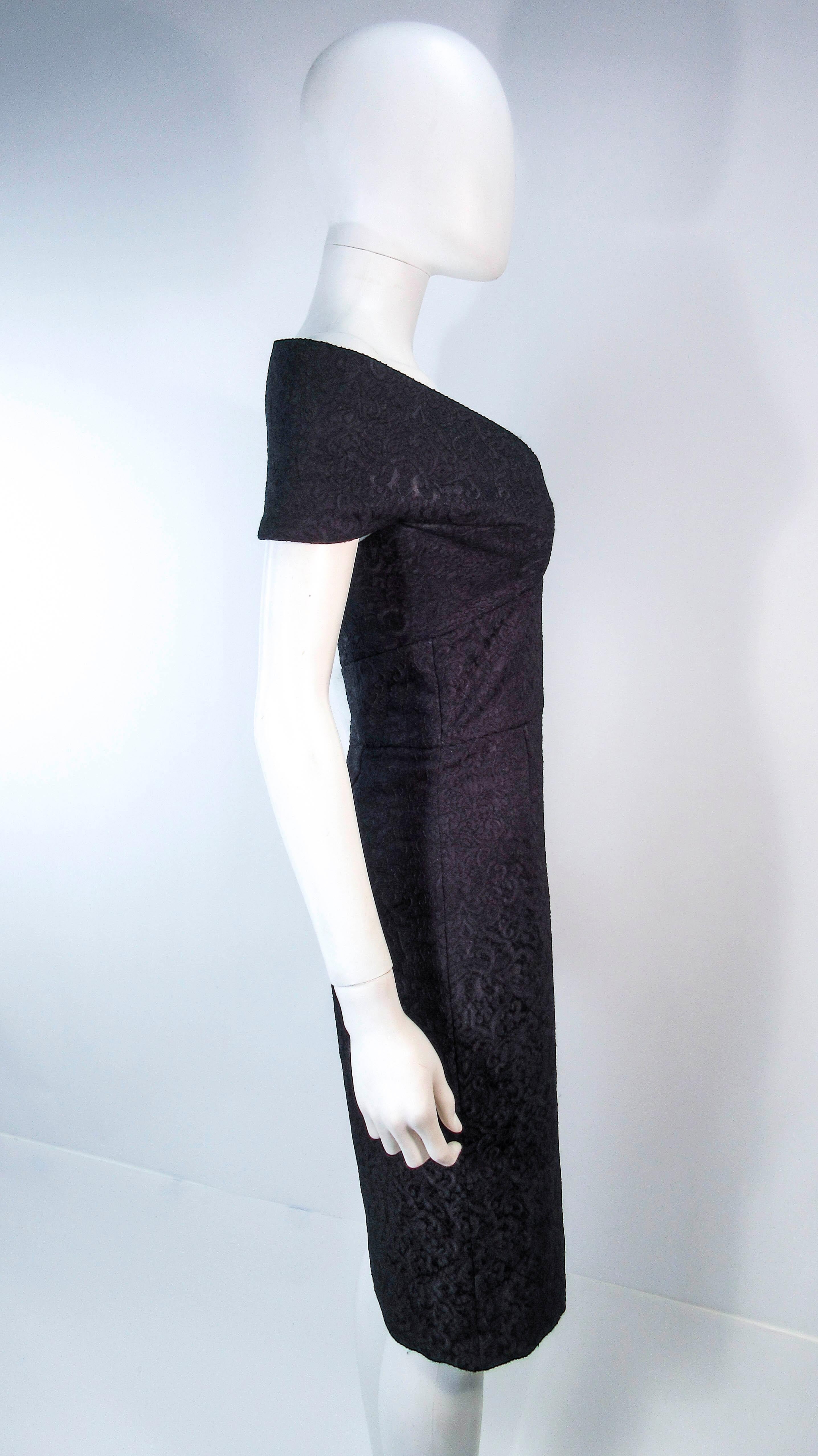 ELIZABETH MASON COUTURE - Robe de cocktail noire en dentelle extensible « Maria », faite sur commande en vente 4
