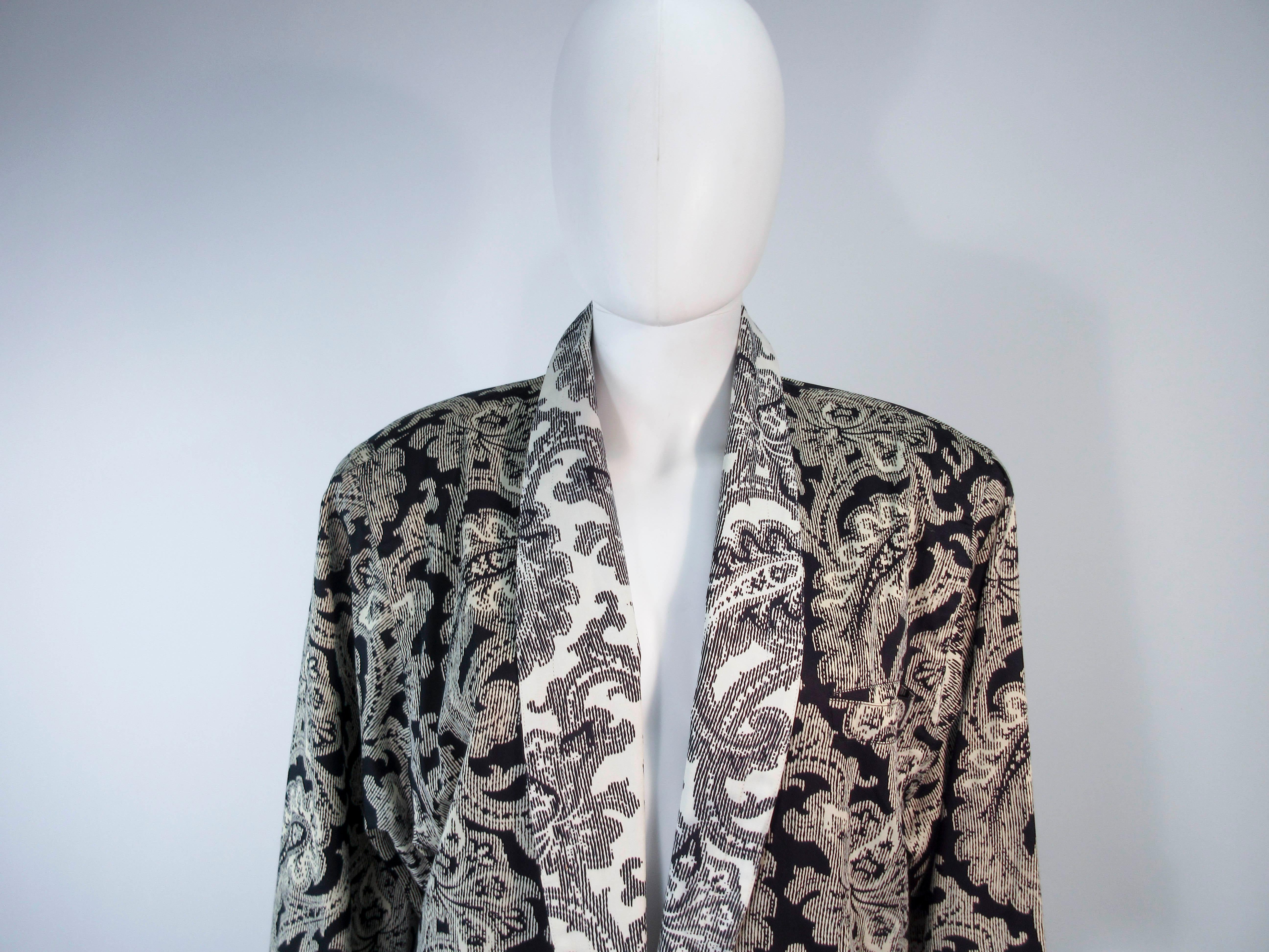 GIANNI VERSACE Vintage Black & White Venetian Coat Size 42 In Excellent Condition In Los Angeles, CA