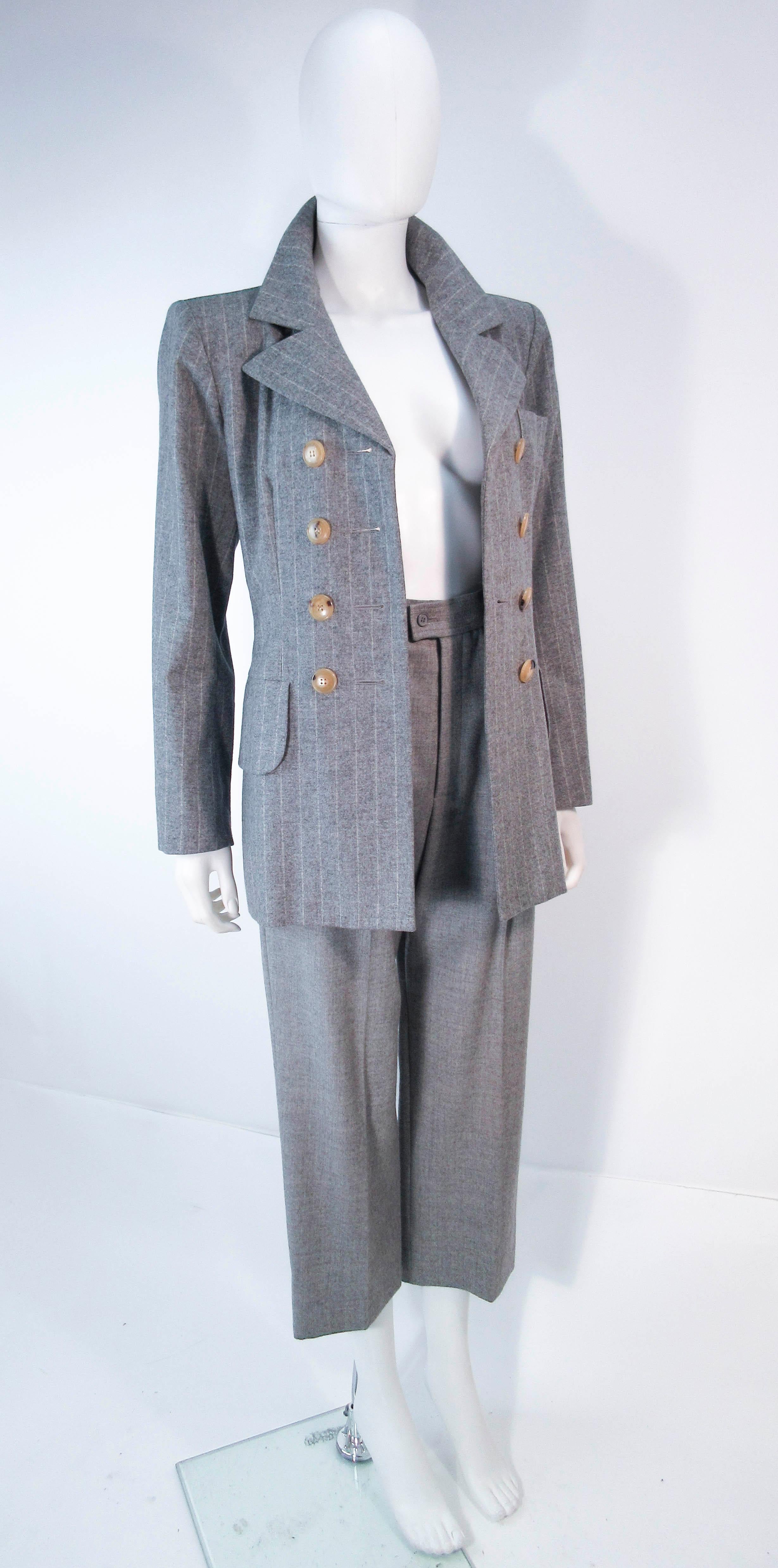 YVES SAINT LAURENT - Ensemble pantalon court à rayures en laine grise, taille 40 en vente 4