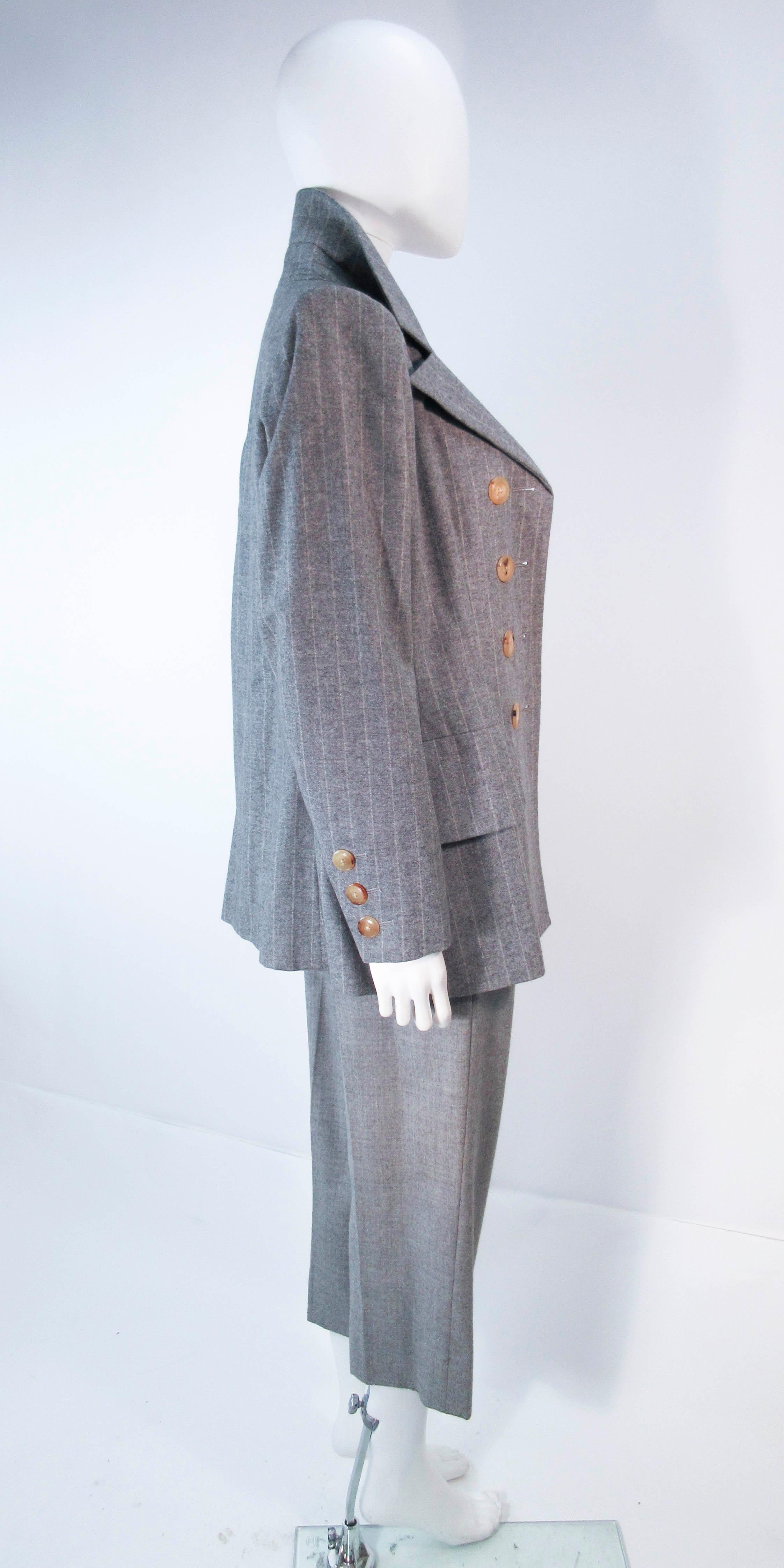 YVES SAINT LAURENT - Ensemble pantalon court à rayures en laine grise, taille 40 en vente 7
