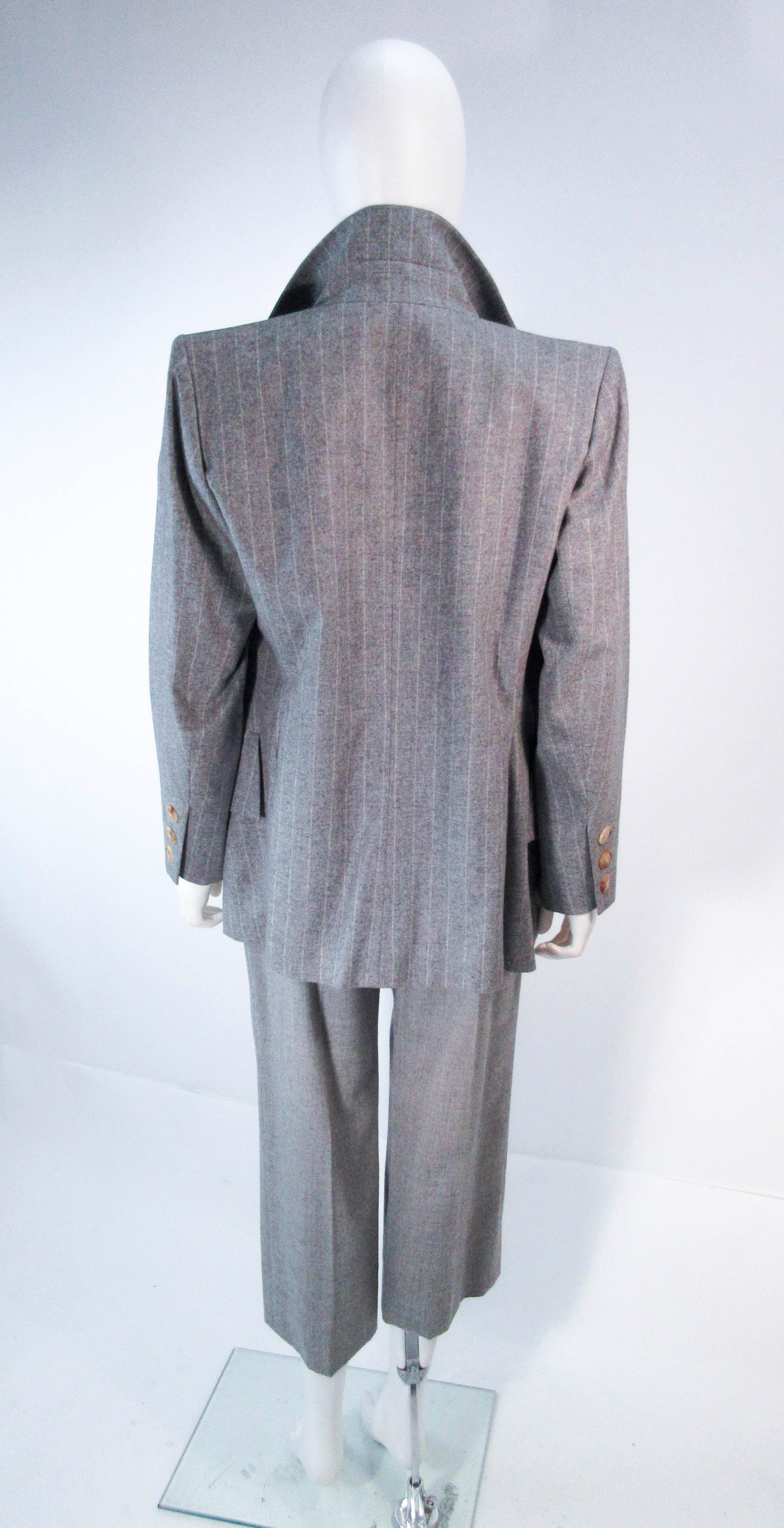 YVES SAINT LAURENT - Ensemble pantalon court à rayures en laine grise, taille 40 en vente 8