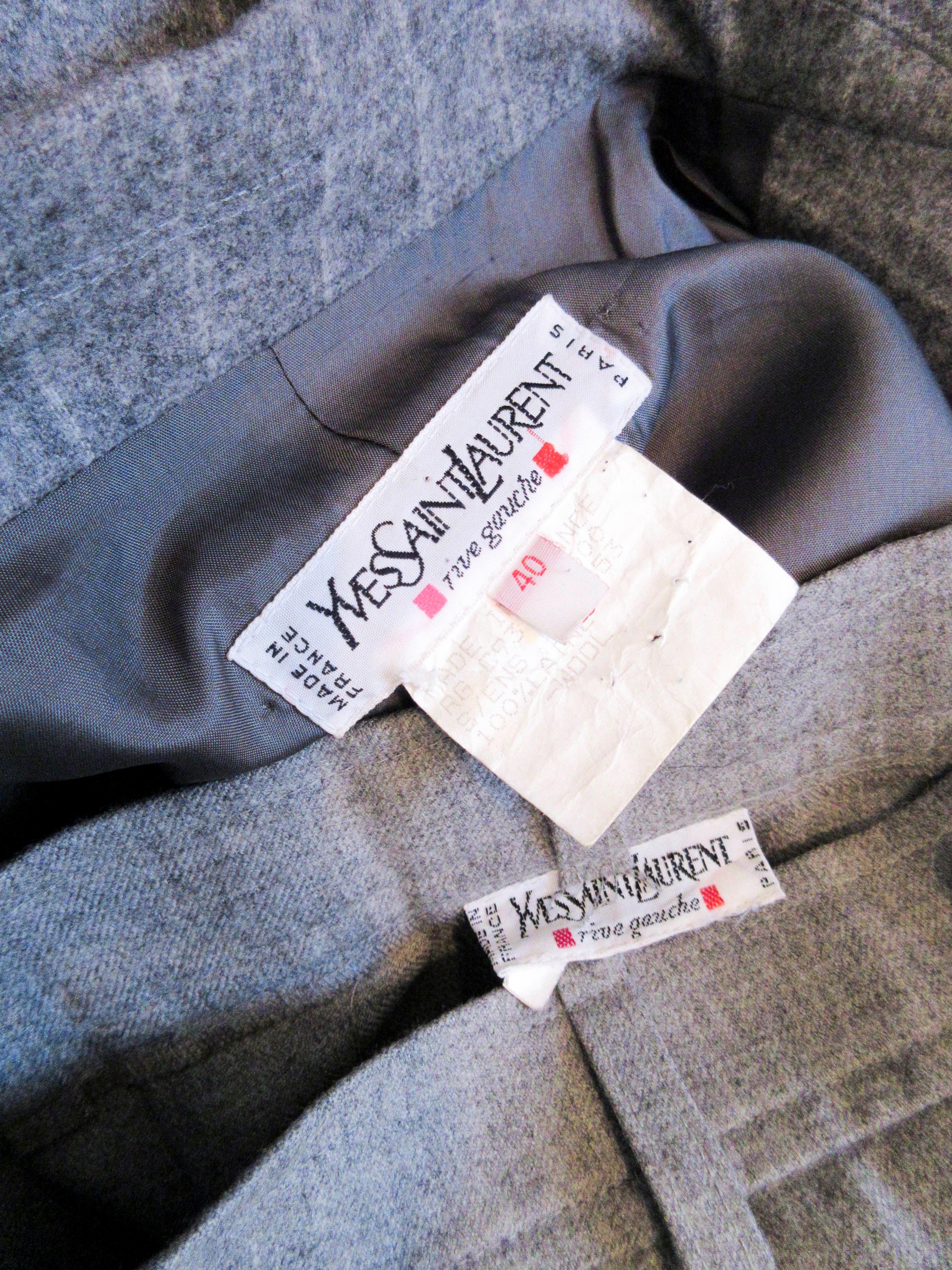 YVES SAINT LAURENT - Ensemble pantalon court à rayures en laine grise, taille 40 en vente 14