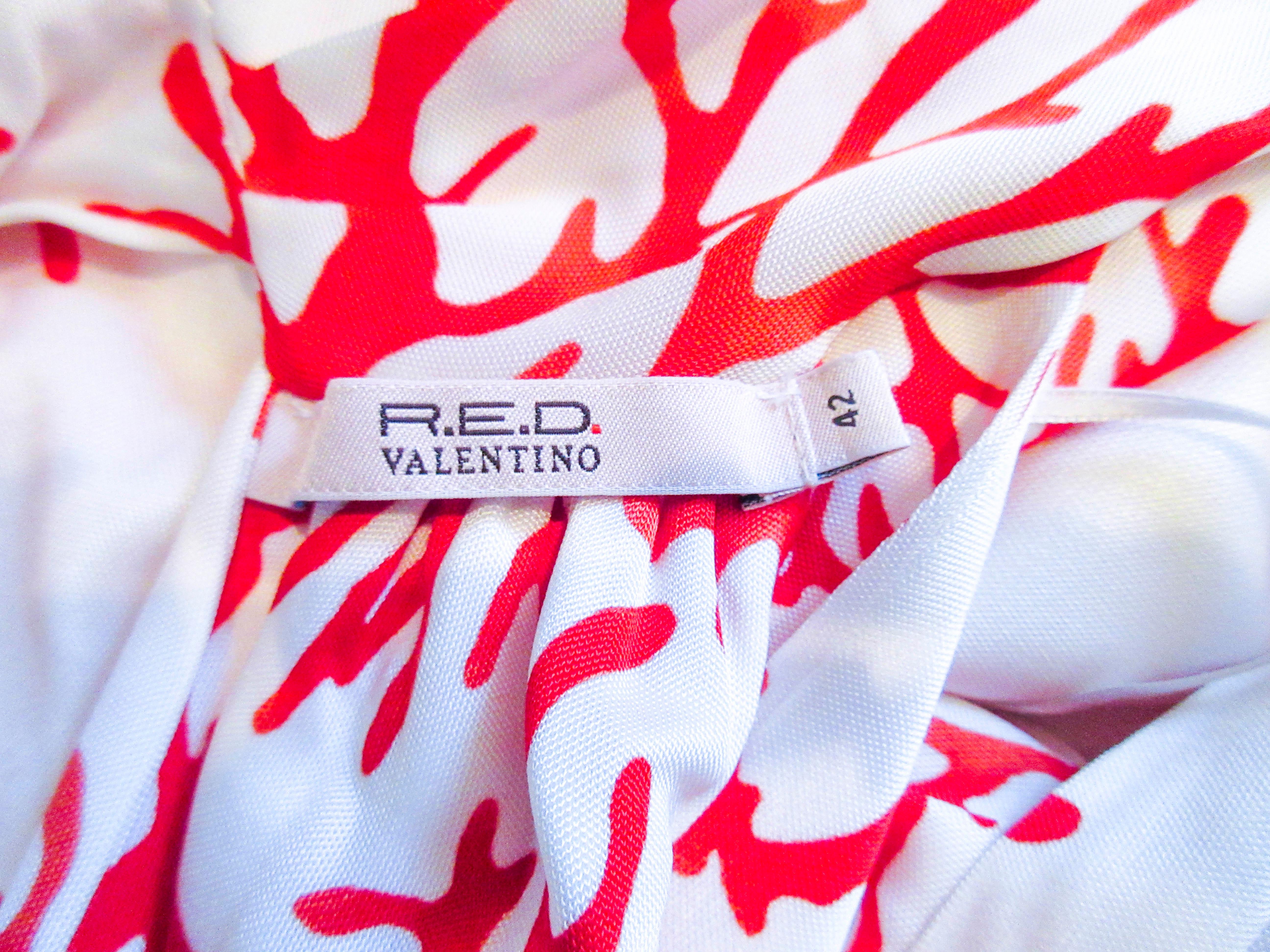VALENTINO White with Red Coral Pattern Criss Cross Jersey Halter Dress Size 42 For Sale 4