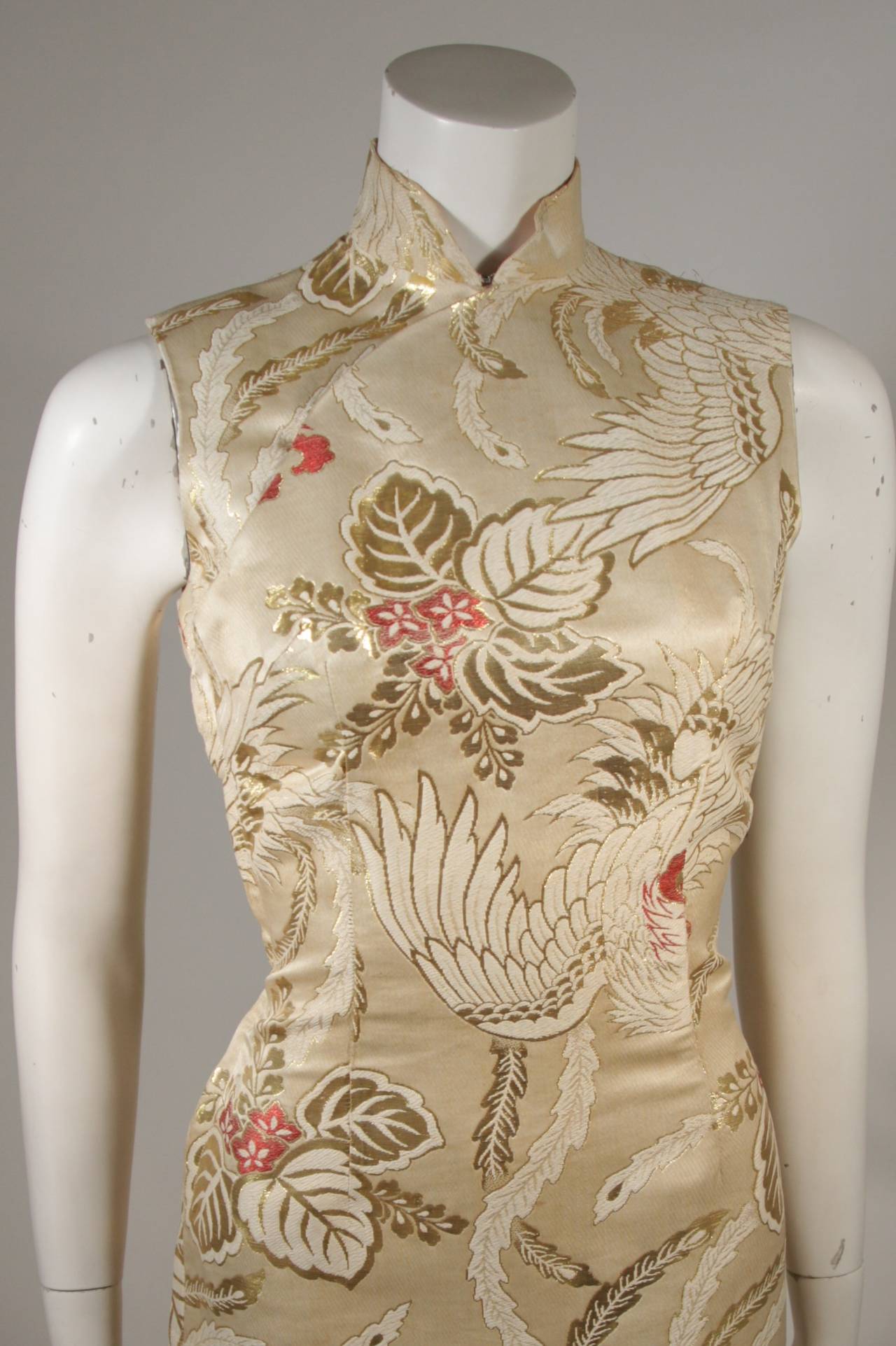 De las mujeres Fénix de marfil y brocado dorado de los años 50 c. Flores rojas Vestido de cóctel XS en venta