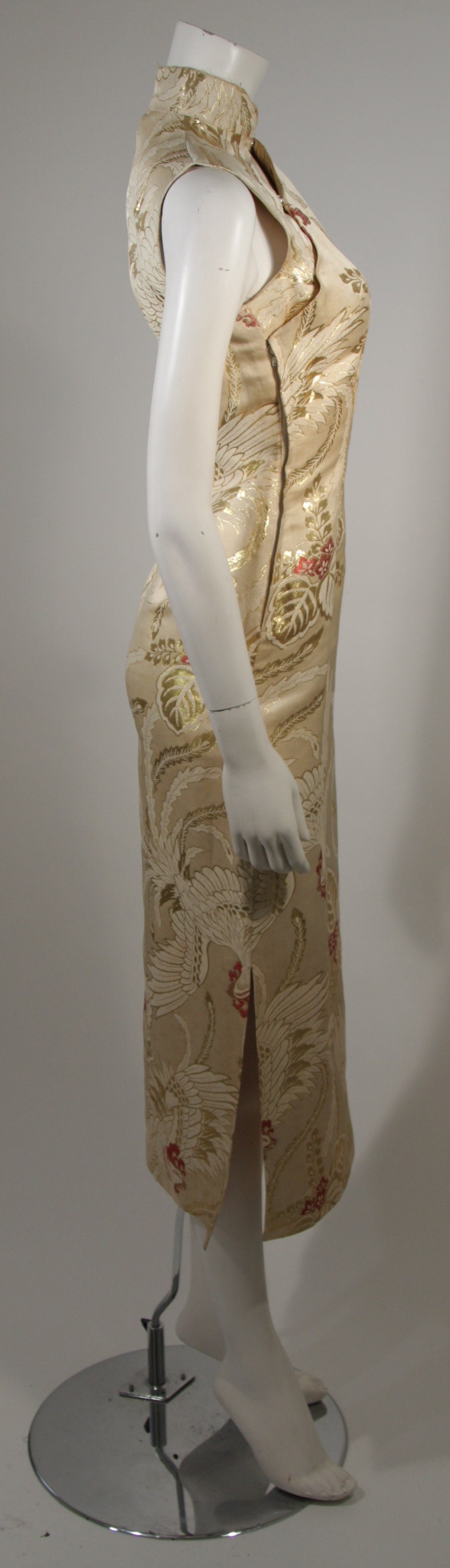 Fénix de marfil y brocado dorado de los años 50 c. Flores rojas Vestido de cóctel XS en venta 2