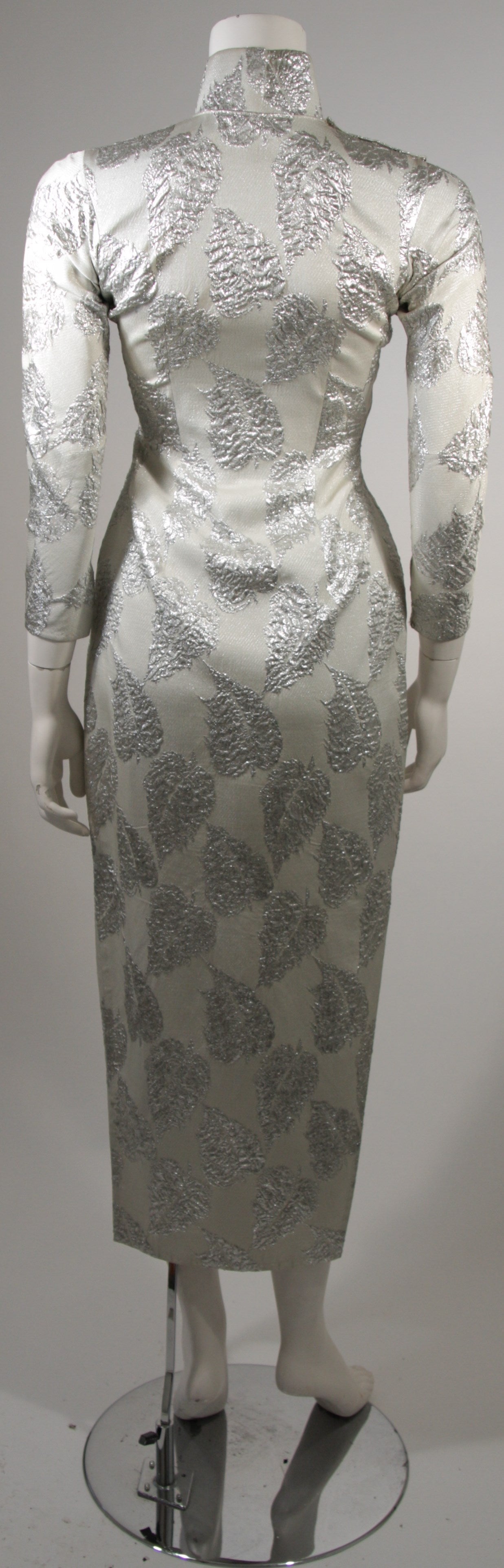 1950's Silver and white Brocade Long Sleeve Cheongsam Gown SZ 0 In Excellent Condition In Los Angeles, CA