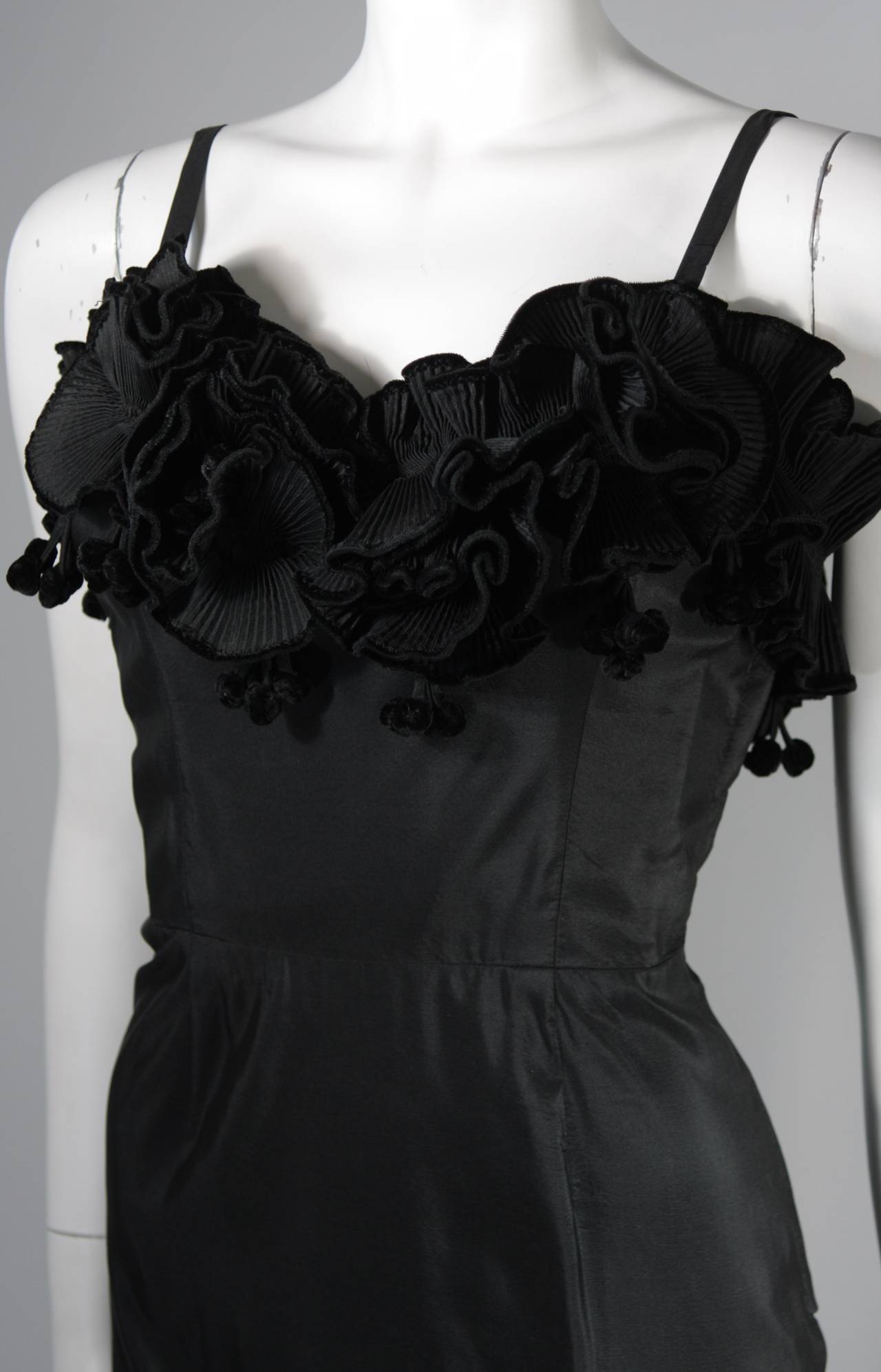 Noir THERESE French Shop - Robe en soie noire à corsage à fleurs tridimensionnels des années 1950 en vente