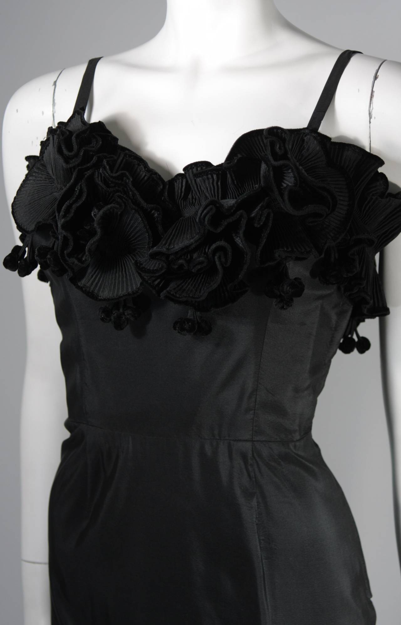 THERESE French Shop 1950s Three Dimensional Floral Bodice Black Silk Gown In Excellent Condition For Sale In Los Angeles, CA