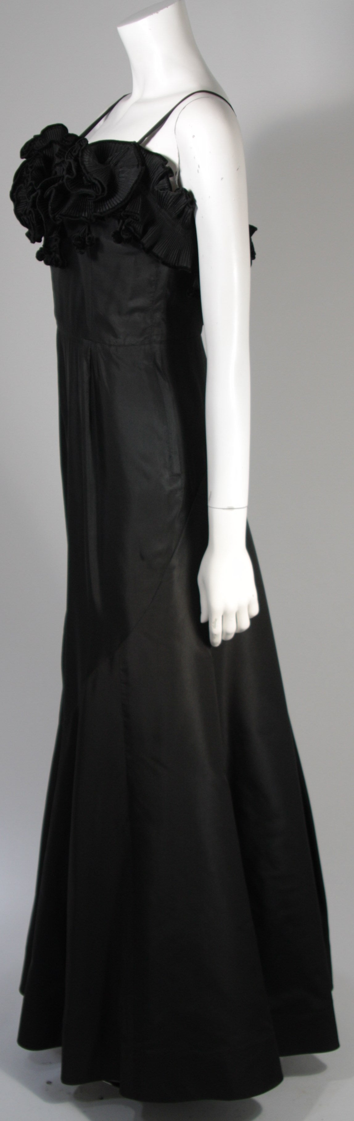 THERESE French Shop - Robe en soie noire à corsage à fleurs tridimensionnels des années 1950 en vente 1