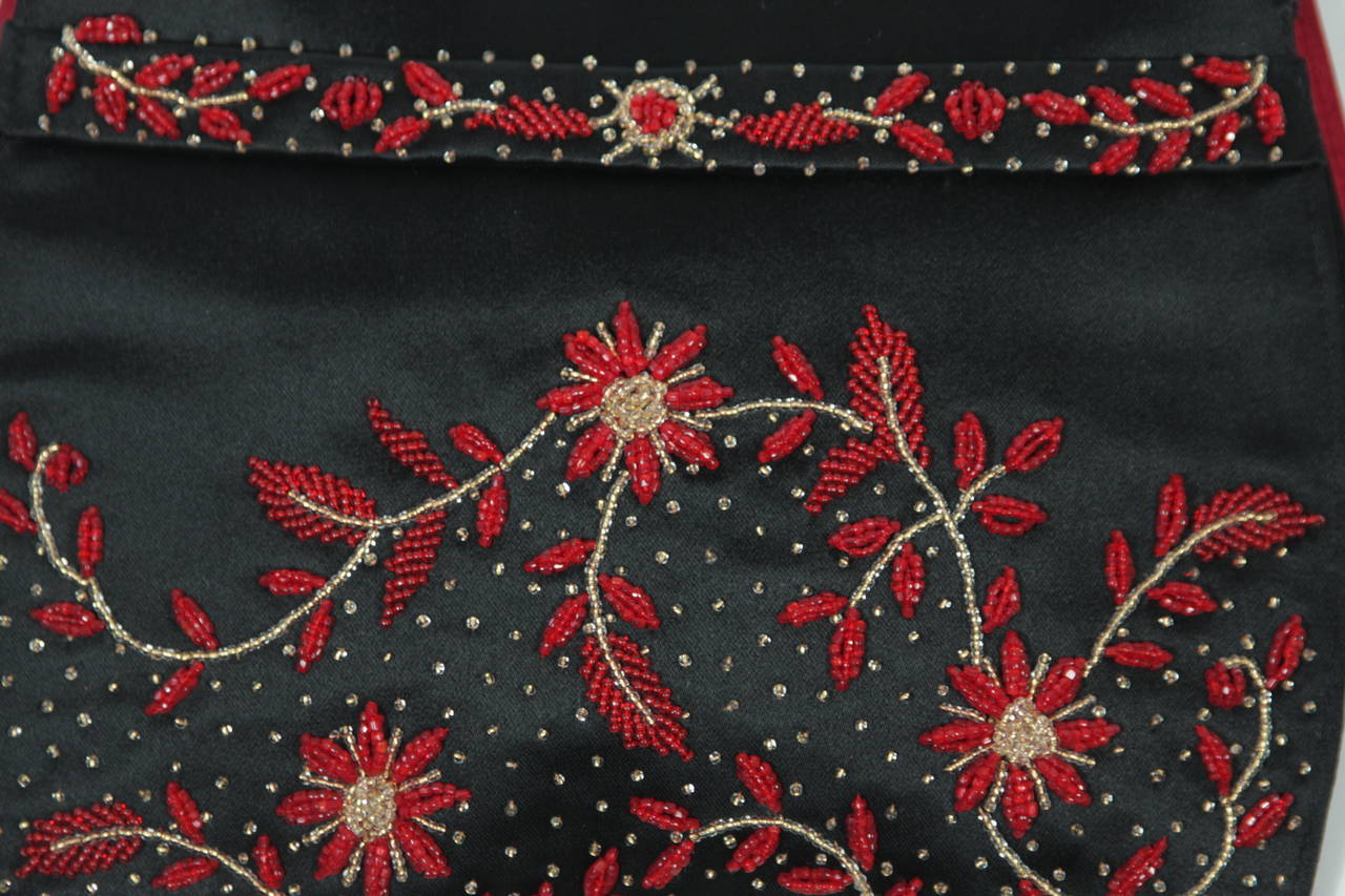 Duizend-Gans - Pochette de soirée en satin noir perlé avec doublure rouge Excellent état - En vente à Los Angeles, CA