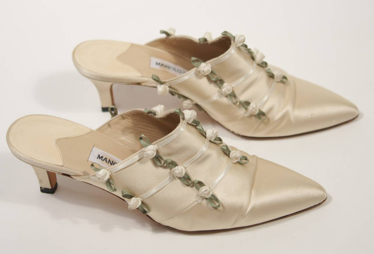 Manolo Blahnik Ivory Silk Bridal Shoe with Floral Accents Size 7 In Excellent Condition In Los Angeles, CA