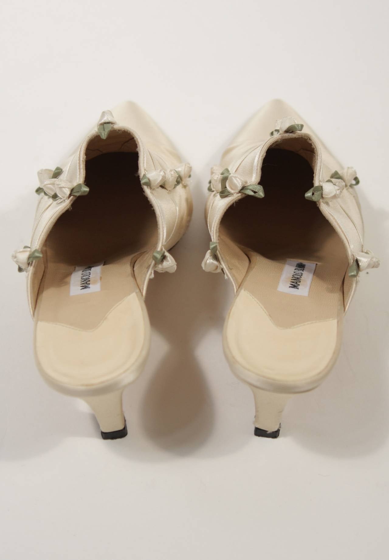 Women's Manolo Blahnik Ivory Silk Bridal Shoe with Floral Accents Size 7
