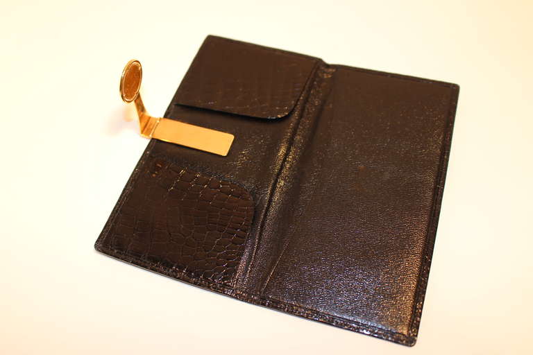 Women's or Men's 1970s Vintage Gucci 18K Gold Clasp Black Crocodile Wallet