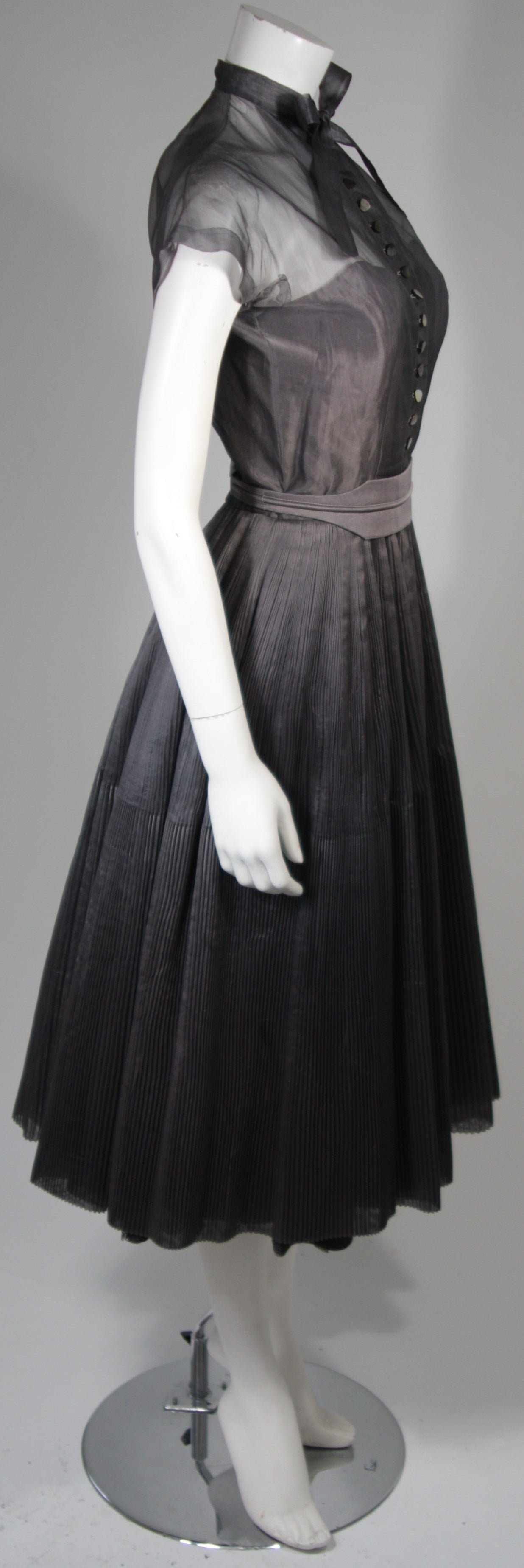 Donna Abito da cocktail in organza di seta grigia di Pedro Rodriguez di Madrid del 1950, taglia piccola in vendita