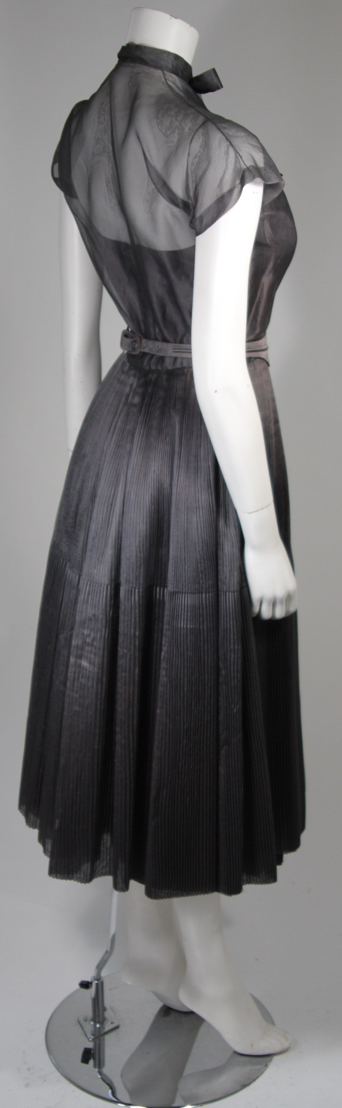 Abito da cocktail in organza di seta grigia di Pedro Rodriguez di Madrid del 1950, taglia piccola in vendita 1