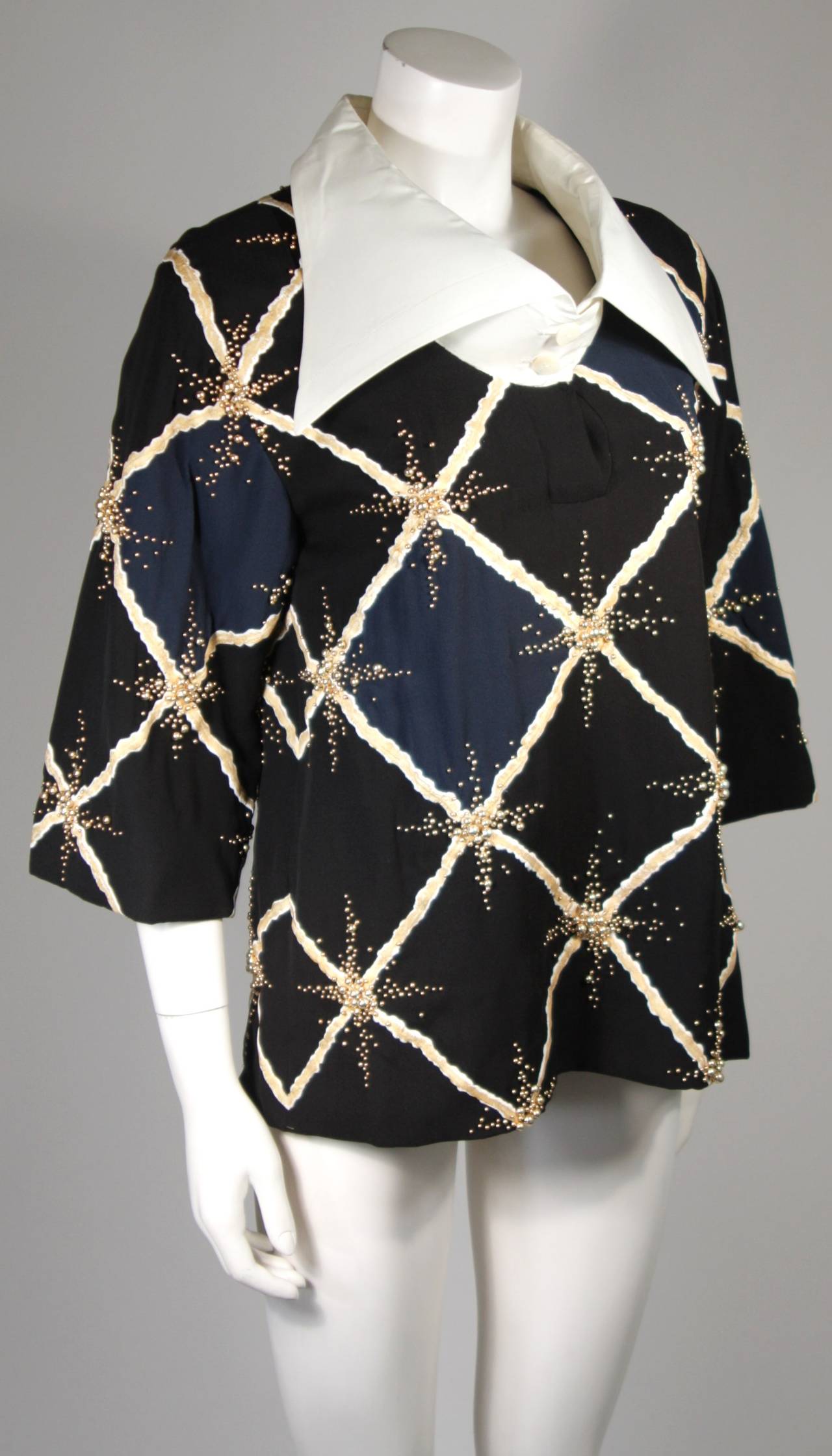 Blusa Pierre Balmain Couture Adornada con Cuello Exagerado  Talla pequeña en Excelente estado para la venta en Los Angeles, CA