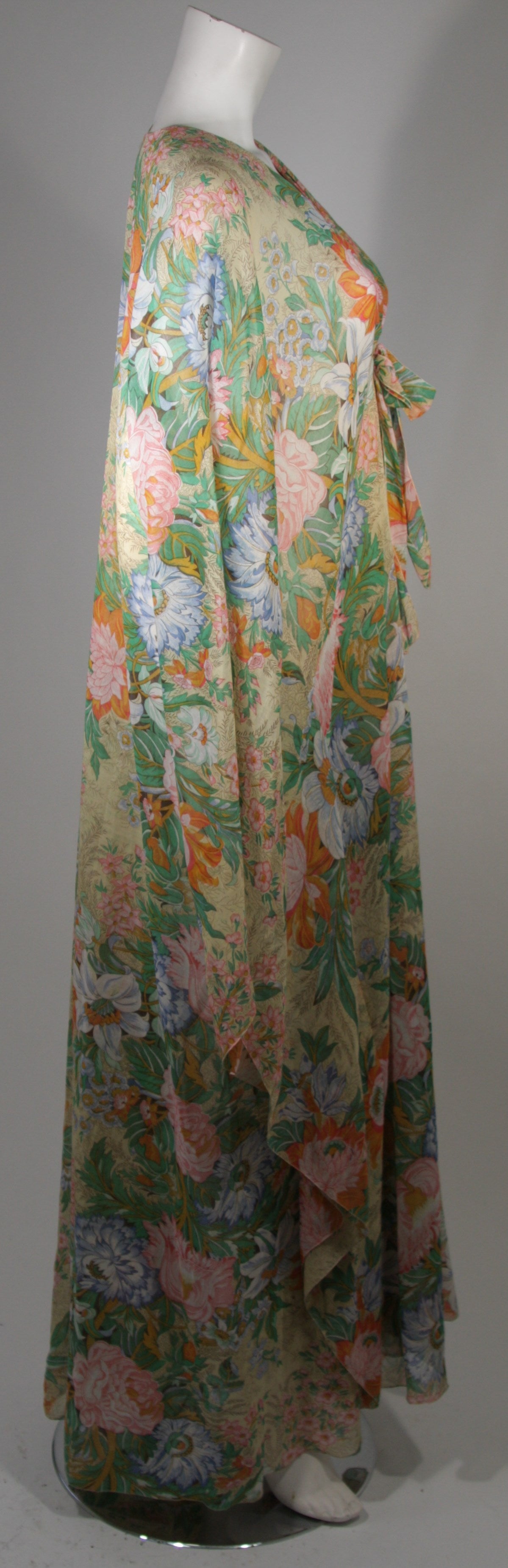 Lucie Ann Floral Cotton Kaftan In Excellent Condition In Los Angeles, CA