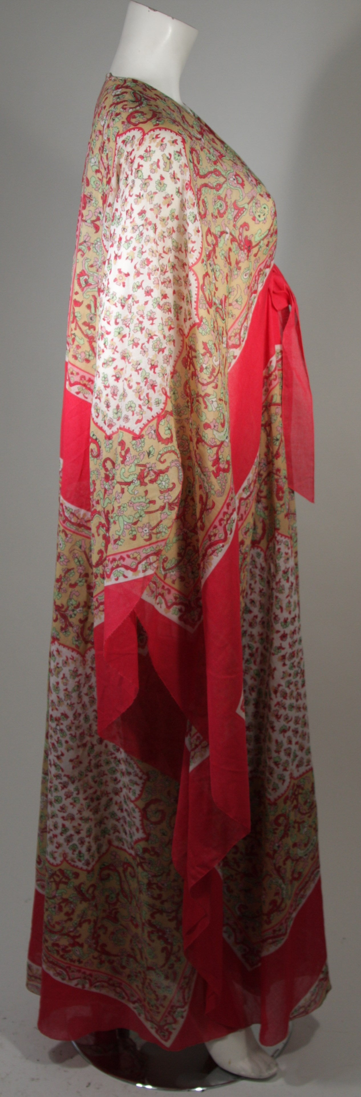 Lucie Ann Cotton Floral Kaftan In Excellent Condition In Los Angeles, CA